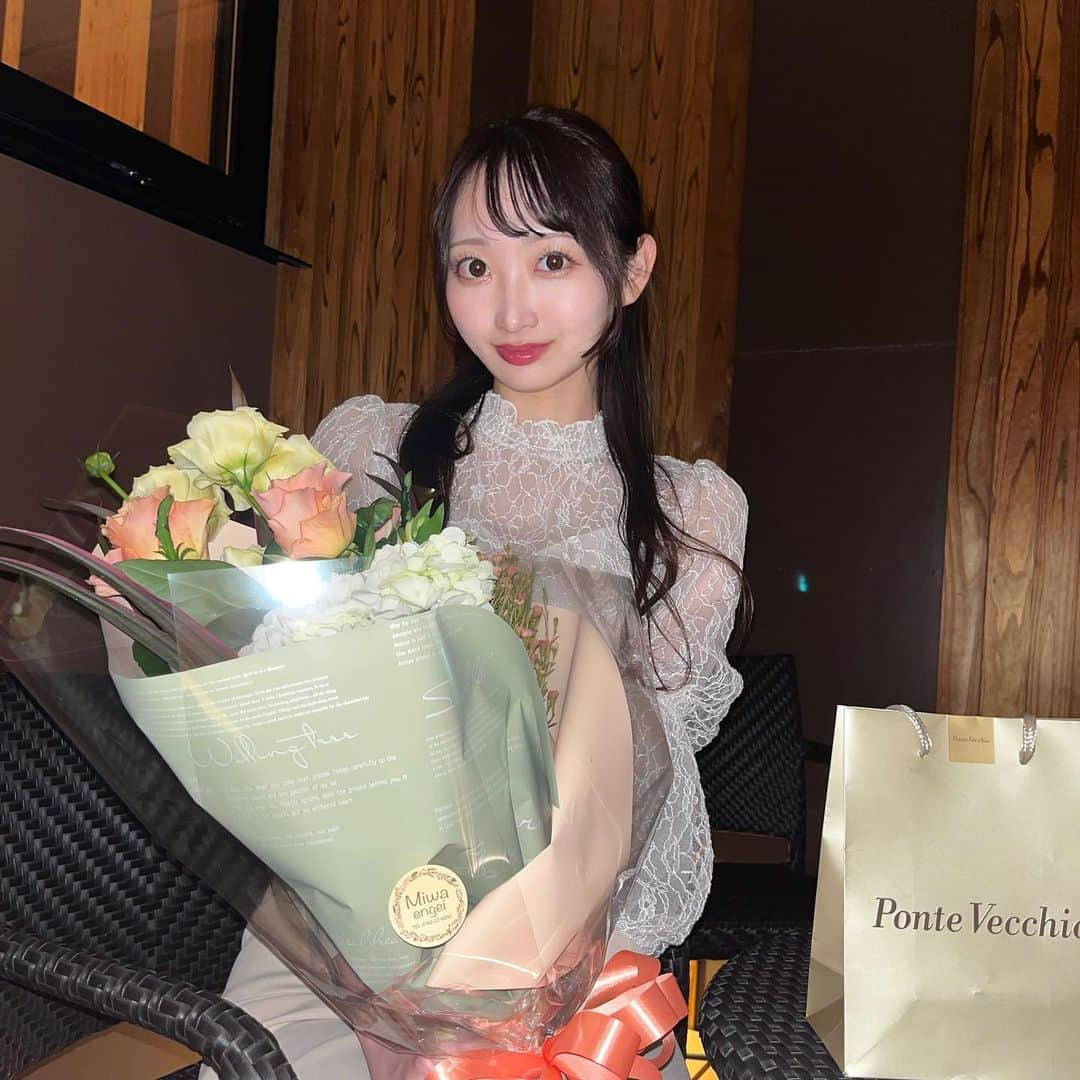 KANAKAのインスタグラム：「25歳になりました💐  たくさんのお祝いありがとうございます😌🥹🤝🏼🩷  24歳は学生生活が終わって、結婚して大切な人と家族になれて、、と すごく変化のあった忙しくて新鮮な一年でした💭  25歳も楽しく、しっかり、大切に、頑張りたいと思います！ これからもよろしくお願いします🙏🏼✨  #1111 #25」