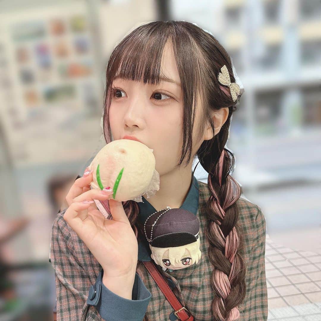 佐藤美波のインスタグラム：「🍑 来来美食♡   #アイドル #idol #中華街 #桃まん #オタ活 #ぬい #花園百々人 #アイドルマスターsidem」