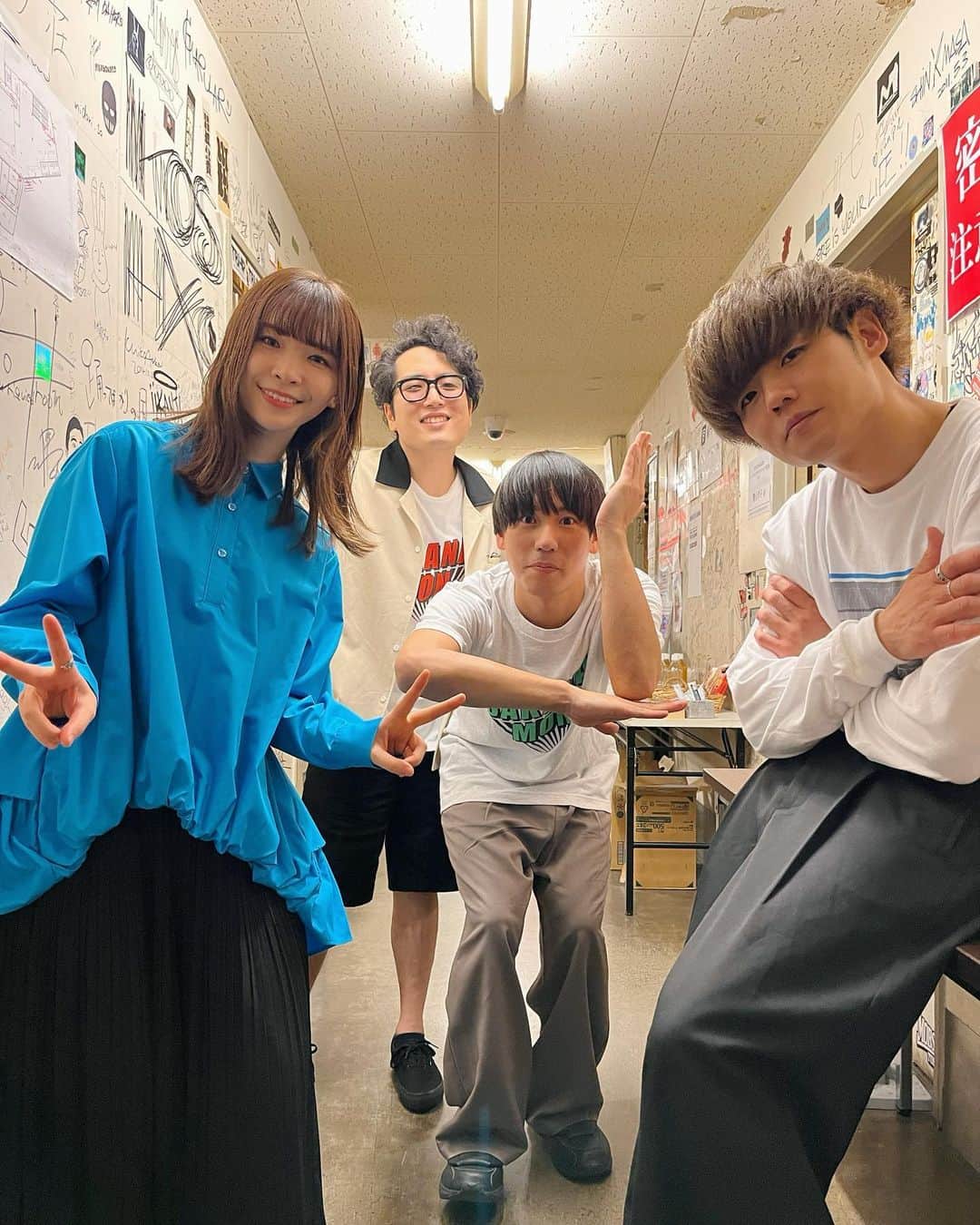 蒼山幸子のインスタグラム：「名古屋から帰ってきた足でそのまま SAKANAMONの15周年ツアーファイナル、 アンコールに呼んで頂き、 猫の尻尾を一緒に歌わせて頂きました。 純粋にSAKANAMONの音楽のファンなので、 好きな曲がたくさん聞けて幸せだったうえに、 ご一緒できるなんてとっても光栄でした🐎 15周年おめでとうございます🎊 #sakanamon」