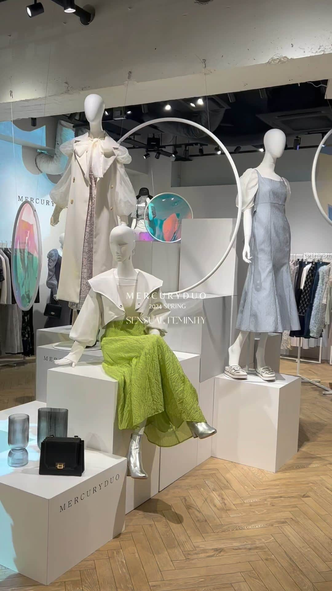 MERCURYDUOのインスタグラム：「⁡ ⁡ 2024 spring exhibition ♡ ⁡ お洋服もプレスルームも、 空間全体がとっても可愛くて幸せでした♡ ⁡ ⁡ WEB展示会&予約特典フェア実施しているので ぜひ @mercuryduo_eri の トップURLからご覧ください🌼 ⁡ ⁡ ⁡」