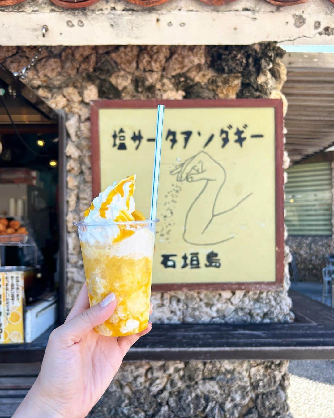 上坂由莉さんのインスタグラム写真 - (上坂由莉Instagram)「📍川平湾🐠 ⁡ 川平湾のグラスボート前後にオススメ🛥️🫧 ここのミルキーフラッペを飲みたくて…🍹 マンゴー大好きなので、 完熟マンゴーフラッペ一択でした🥭⸝⸝ マンゴーの大きな果肉たっぷりで美味しい🧡 ⁡ ⁡ そして塩サータアンダギーもおすすめ🧂𓈒𓂂𓏸 今までサータアンダギーは好みじゃなかったんですが ここの塩サータアンダギーはアツアツ出来立て提供🥡 クッキーみたいにサクっとしていて中しっとり系🫶 苦手なモサモサ感がなく美味しかったです😋🧁 ⁡ ⁡ 空腹も防げてグラスボートも満喫できました⛴️🐢 ⁡ ⁡ #石垣島 #石垣島カフェ #石垣島グルメ #石垣島フード #川平湾 #川平湾カフェ #石垣島観光 #石垣島旅行 #沖縄旅行 #離島 #塩サータアンダギー #完熟マンゴー #トロピカルカフェマス #南国コーデ #セットアップ #沖縄コーデ #リゾートコーデ #女子旅 #タビジョ」11月11日 20時05分 - yuri_yoga.727