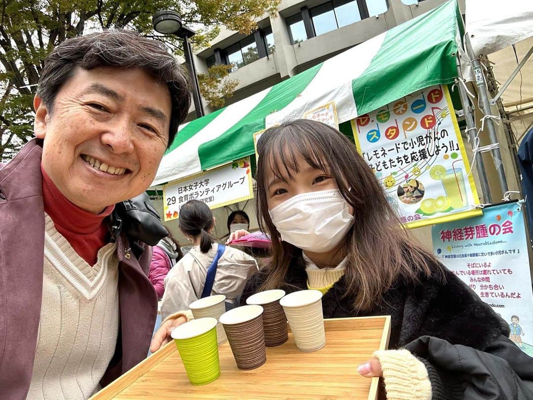 笠井信輔のインスタグラム：「今日は、小児がんサバイバーの若き皆さんや日本女子大学の学生さんの 【レモネードスタンド試飲会】の応援に伺いました  小児がん支援のための代表的な活動の1つが、レモネードスタンドによるレモネードの販売です  今回は販売ではなく試飲会  オンコロの小児がん啓発イベント 「リメンバーガールズパワー」で ご一緒した浦尻一乃さんに声をかけてもらいました  小児がんの啓発活動を一生懸命行っている高校生の関口　潤くんにも出会いました  1歳8ヶ月で小児がんにかかり 3歳の時に再発したそうです  上下の写真を見比べてください  赤ちゃんのときにがんになった二人は、幼い時からLemonadeスタンドの活動に参加していて、大学生と高校生になって、ほんとに元気に生活しています  でも、元気になって良かったね じゃないんです  「晩期合併症」と言う、小児がんを経験した人ならではの【後遺症】と、大きくなっても多くの人が向き合って頑張っているんです  外からでは全くわからないのが 小児がん経験者の皆さんの辛いところです  1人でも多くの人が、そのことをわかってあげて欲しいなと思います  小児がんの1つである神経芽腫 その「神経芽腫の会」のメンバーの皆さん が、乳がんを研究している大学生と一緒になって 小児がんや乳がんのアンケートとっていました  初めて知ったのですが 【20代の痩せすぎの女性】と 【閉経後の太りすぎの女性】は 乳がんになりやすい傾向にあると言う研究結果が出ているそうなんです  ブースを除くと知っているようで、知らない情報がたくさん  乳がんは、今、日本と韓国ぐらいしか増加傾向の地域がないんですって  確かに、欧米とは異なり、日本も韓国も20代の女性は痩せていますから そんなこともあるのかもしれません  なんと、この現場で 昨年の小児がん啓発イベント ゴールデンリボンナイター ヤクルト戦「神宮球場で知り合った小学生がんサバイバー男の子とも再会しました  小学生なのに、アンケート集めの活動に参加してるんです  この活動をしていると、子供たちが同じがんの友達とつながることができる それが本当に素晴らしい  お母さんたちからは、そんな話も  突然の寒空の下で、皆さん一生懸命レモネードを配って、アンケートとっていました  レモネードおいしかったです みなさんお疲れ様でした！  代々木公園、東京都食育フェアにて」