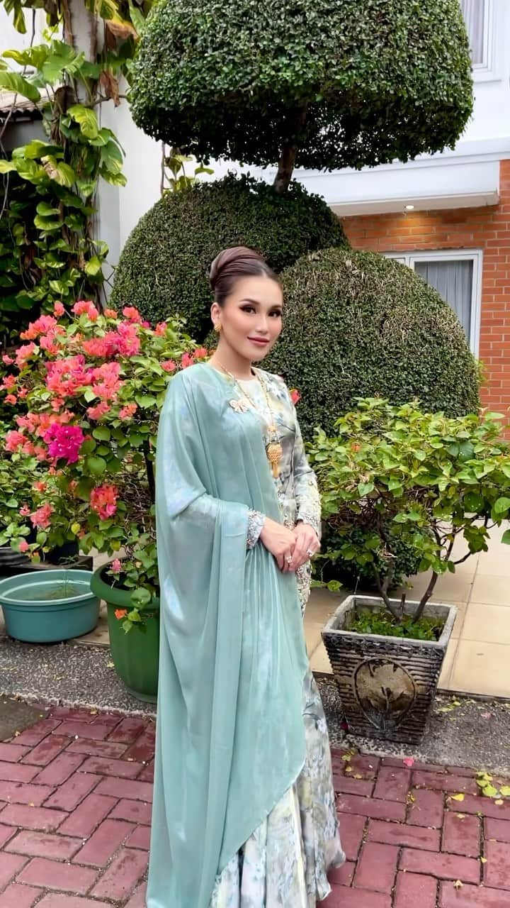 アユ・ティンティンのインスタグラム：「Icon depok yg cantik dan baik hati selalu @ayutingting92 ✨  #makeup @adi_rustana  #hairdo @bebyoniel_  #attire @ayungberinda  . . #herdunyabebi #hairdobyme #belajarsamabebi #hair #hairdo #hairstyle #hairstyles #hairdresser #hairstylist #hairdowedding #hairdressing #hairdobandung #hairdoclass #hairdocourse #hairdocimahi #hairdocirebon #hairdogarut #hairdotasikmalaya #hairdojakarta #hairdobekasi #hairdosurabaya #hairdobali #hairdojogja #hairdocianjur #hairdosukabumi #haircolor #messyhair」