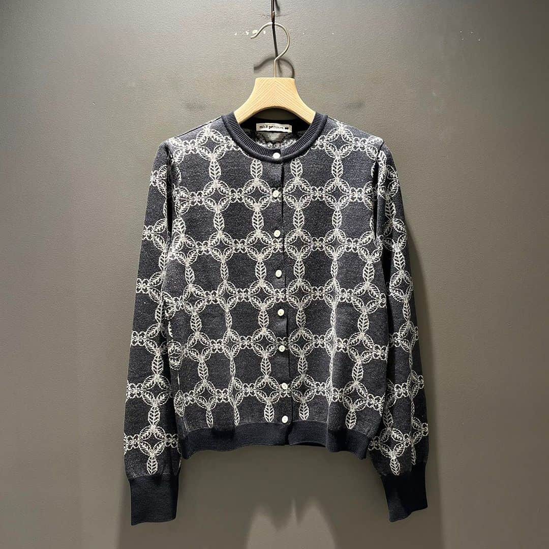 のインスタグラム：「＜mina perhonen＞ Womens hanaha knit ¥61,600-(inc.tax) Item No.61-15-0285 BEAMS JAPAN 3F ☎︎03-5368-7317 @beams_japan #minaperhonen #beams #raybeams #beamsjapan #beamsjapan3rd Instagram for New Arrivals Blog for Recommended Items」