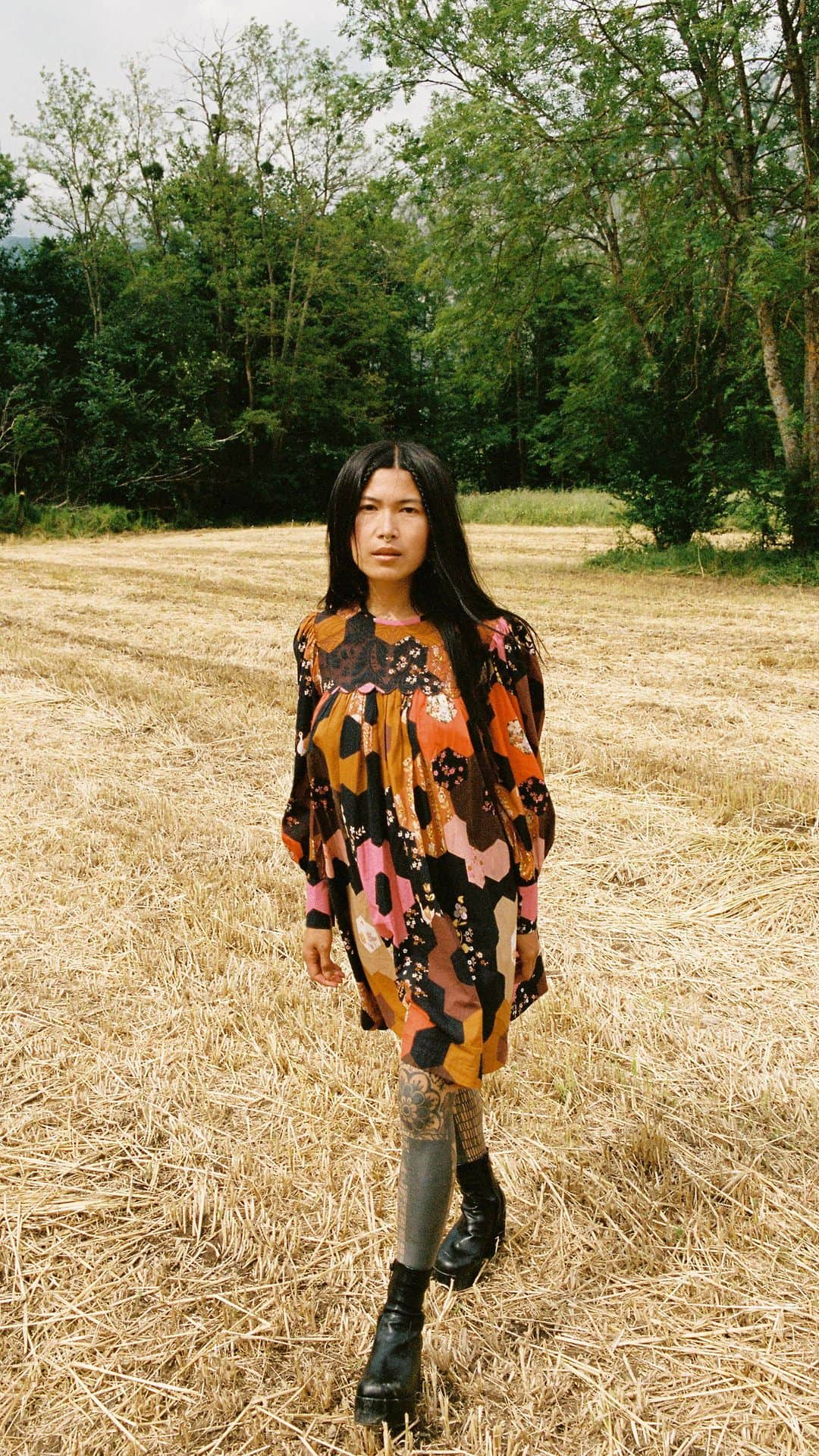 マヌーシュのインスタグラム：「L’automne 🍂 @anhwisle wears our Patchwork Medieval dress available in stores and online.」