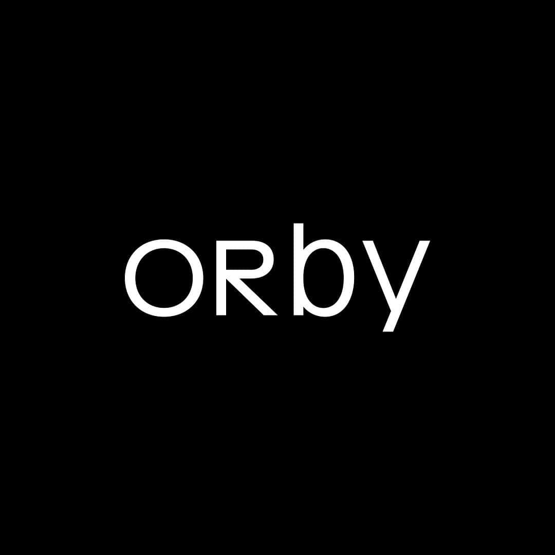 ザ･コンランショップのインスタグラム：「. Orby Restaurant  創業者である、テレンス・コンランのミドルネームから 「オルビー」と名付けた、日本のザ・コンランショップにおける、初めてのレストラン。麻布台ヒルズ タワープラザ3Fにオープンするザ・コンランショップ 東京店に併設されたOrby Restaurantですが、予約サイトにて、ご予約承れるようになりました。ぜひ @orby.restaurant プロフィール欄よりご予約ください。  ヘッドシェフは「uguisu」「organ」の店主、紺野真（こんのまこと）。 イギリスで生まれたザ・コンランショップのルーツをたどるように、モダンフレンチにブリティッシュのエレメントが加わったスタイルです。季節や気候に合わせた食材、人の手にこだわったレシピと食器、そして丁寧に選ばれたナチュラルワイン。毎日、その日にしかできないおもてなしをいたします。誰かと語り合う日も、一人だけの食事にも。定番でも上質で、日常だけれど特別な、ここに流れる時間をお楽しみください。  #theconranshop #theconranshoptokyo #azabudaihills #麻布台ヒルズ #interiordesign #modernliving #orbyrestaurant」