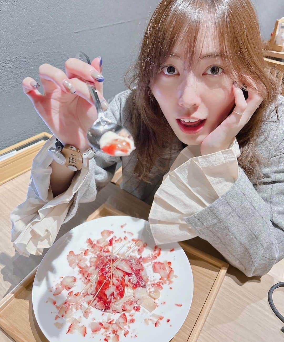 松井珠理奈のインスタグラム：「お風呂上がりのアイス🍨🍓 ポッキーじゃなくてパスタが乗ってる⁉️ これ何かわかる方教えてくださ〜い😉🙏✨  #ポッキーの日  #ポッキープリッツの日  #神馬の湯  #三重  #お風呂  #温泉  #日帰り温泉  #スーパー銭湯  #銭湯  #サウナ  #サウナイキタイ  #サウナ女子  #サ活  #サ飯  #パスタ #いちごスイーツ  #アイス #sauna  #icecream  #strawberry」