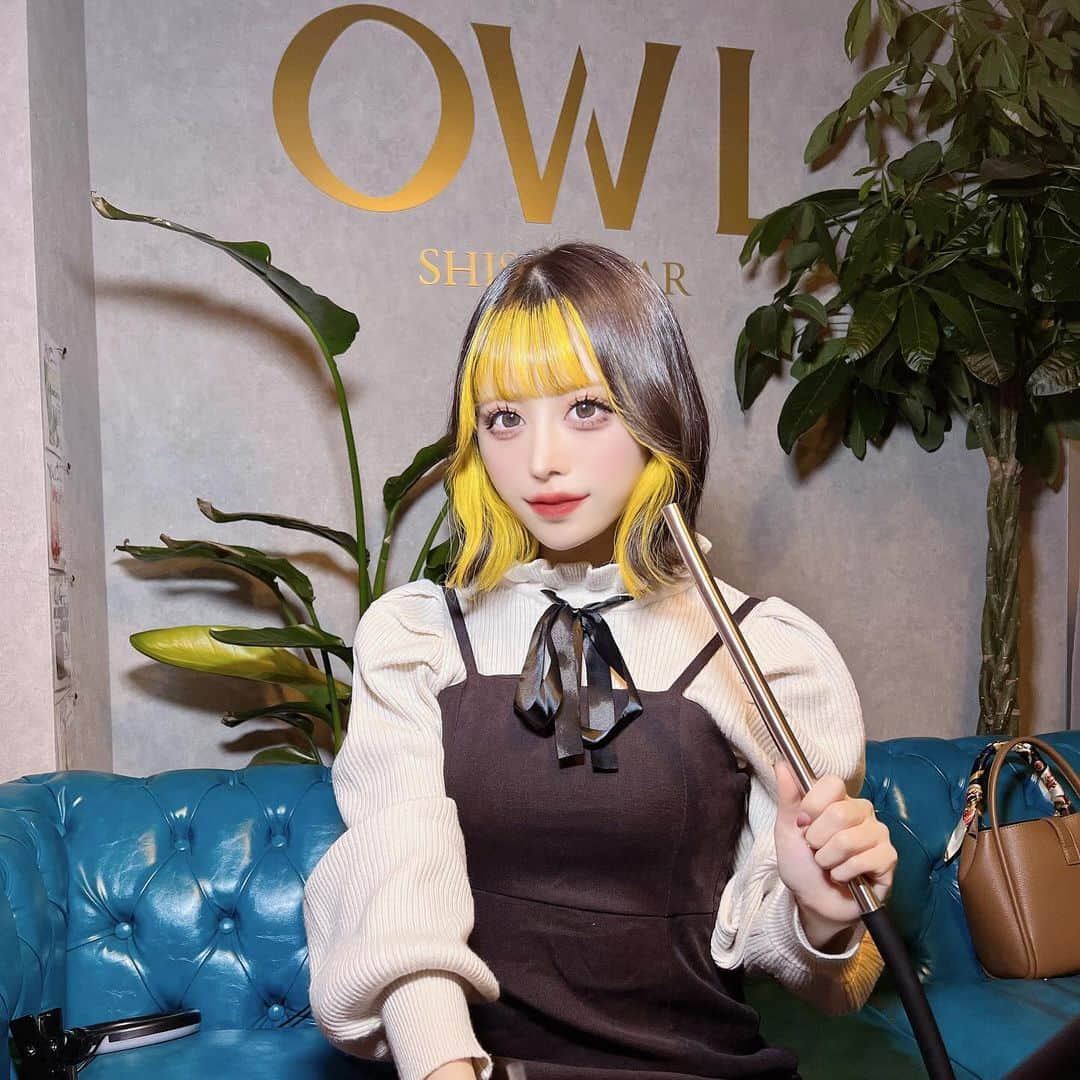 りこぴんのインスタグラム：「shisha owl 🦉🌲  @shisha.owl   .  アメ村に７月にオープンした、シーシャバー🩵🤍  .  ネオンもあって映える内装でした💜  カウンターもあるのでお一人様シーシャにもオススメ🙎✨  .  フードもドリンクも豊富で、ドリンクには＋３００円でCBDオイルを追加できます🙆‍♀️🌱  .  #shishaowl #攝影 #人像攝影 #夜カフェ #夜カフェ大阪 #大阪夜カフェ #大阪シーシャ #ミナミシーシャ #難波カフェ #心斎橋カフェ #シーシャ #シーシャ女子 #シーシャバー #シーシャカフェ #シーシャ好きと繋がりたい #シーシャガール #shisha #shishabar #kawaii #japanesegirl #日本的女孩 #女孩 #ポートレート #撮影モデル #大阪モデル #シーシャ美女図鑑 #美人 #シーシャグラム」