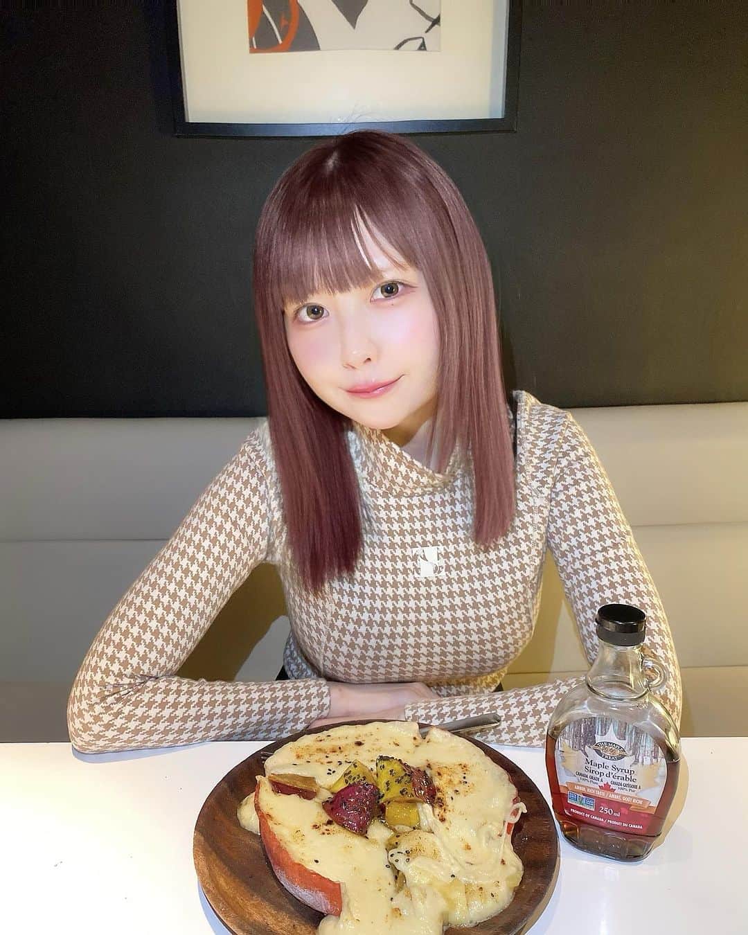 宮内凛のインスタグラム：「. . いつかの私...最近茶色系のお洋服にハマってます  なゆとシカゴピザ食べてきたよ~ さつまいもが美味しい季節ですね😌  @arklounge_shinjuku #arklounge #シカゴピザランチ #背徳グルメ #新宿ピザ #さつまいもグルメ #新宿ランチ #新宿シカゴピザ」