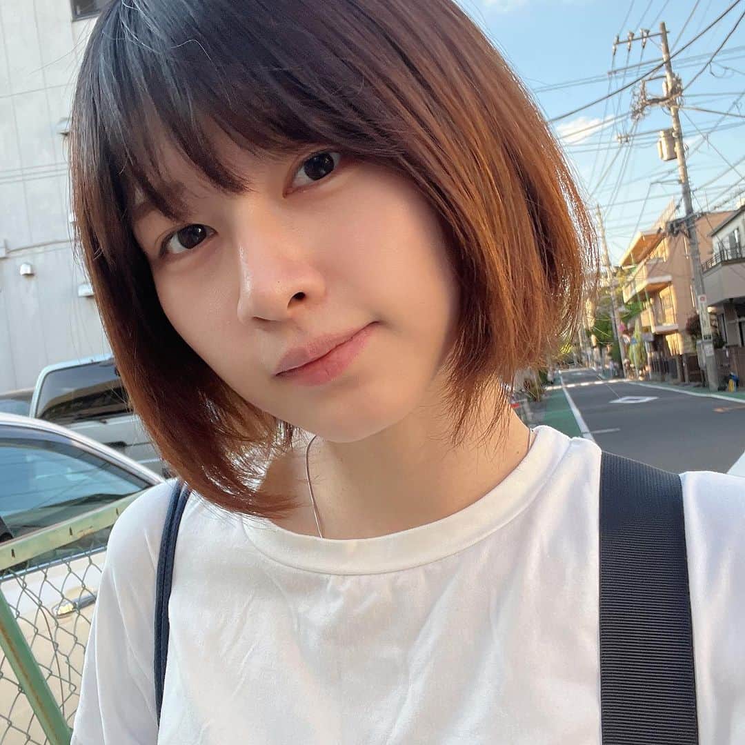 佐保里のインスタグラム：「みんなは髪色明るいのと暗いのどっちが好きですか？？👀」