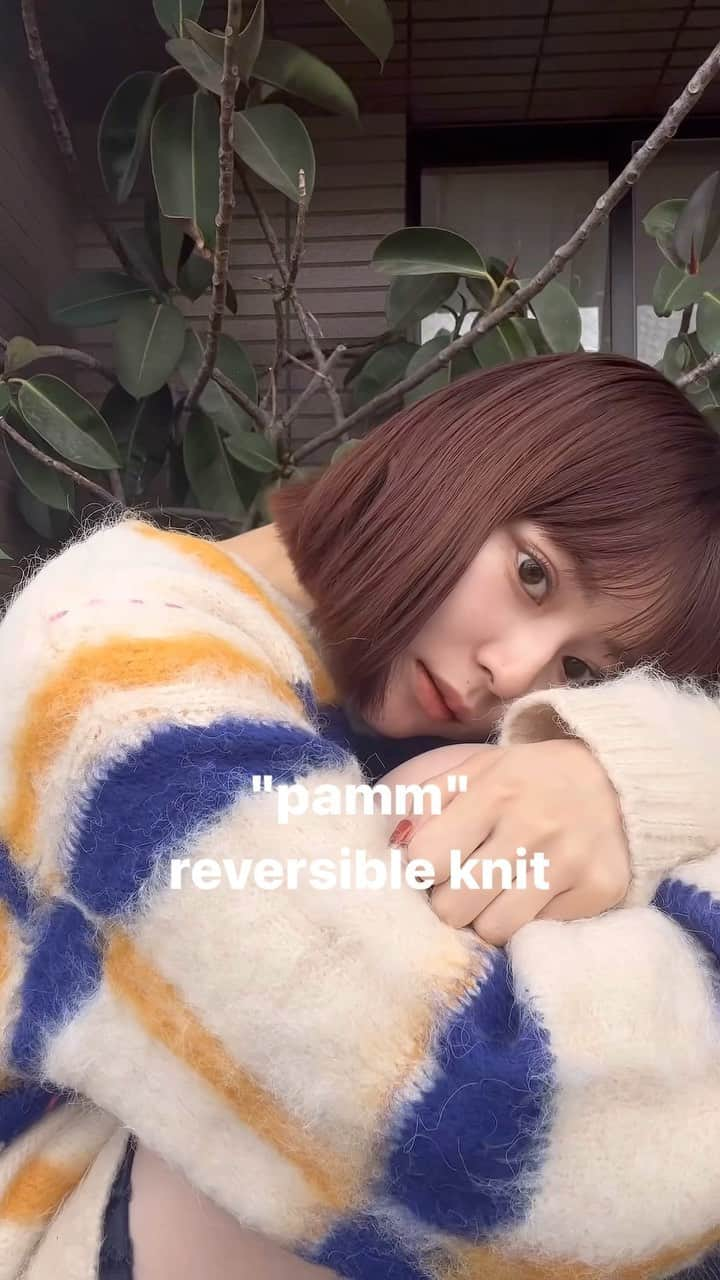 山崎江莉のインスタグラム：「reversible knit🧃 @pammofficial   気分転換を1枚の洋服でできるって素敵🌼  2024SS collection 『キッチン』 POUPSTOREが11/18~20にあるそうです🙆‍♂️  entrance free◎ 是非遊びに行ってみて♡  #pr  #pamm」