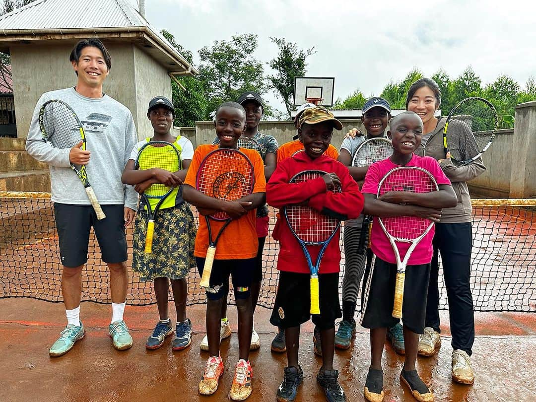 吉冨愛子 さんのインスタグラム写真 - (吉冨愛子 Instagram)「ウガンダ🇺🇬へ10日程渡航きてきました。  1週間はMpigiという村と首都のKampala で子供達に日本の皆様から頂いた物資を届けて、指導させていただきました🎾  また、3枚目の写真にある、 クラウドファンディングから捻出した資金で施設にフェンスをつけさせていただきました。それに伴い外壁工事のお手伝いもさせていただきました🔰  あまりにも壁が低く、ただえさえ数少ないボールがすぐに外に出ていってしまうので、これでだいぶその心配が減ると思います。 ありがとうございます😊  2回目の渡航で、1回目には見えなかった側面が見えました。 今回は現地駐在の日本人の方々と交流する時間をいただき、現地にいるからこそわかる事も教えていただき改めて土地も違えば感覚やしきたりなども変わると感じました😅  綺麗事では済まされないなぁと😅  いろいろな気づき、学びがありました。これも単に皆様のお陰様です！！  取り急ぎ、無事帰国したご報告とさせていただきます🇯🇵  #ウガンダ #テニス #学校 #サポート #みんな元気 #ものすごいエネルギー #アフリカ #無事帰国」11月11日 20時13分 - aiko_yoshitomi