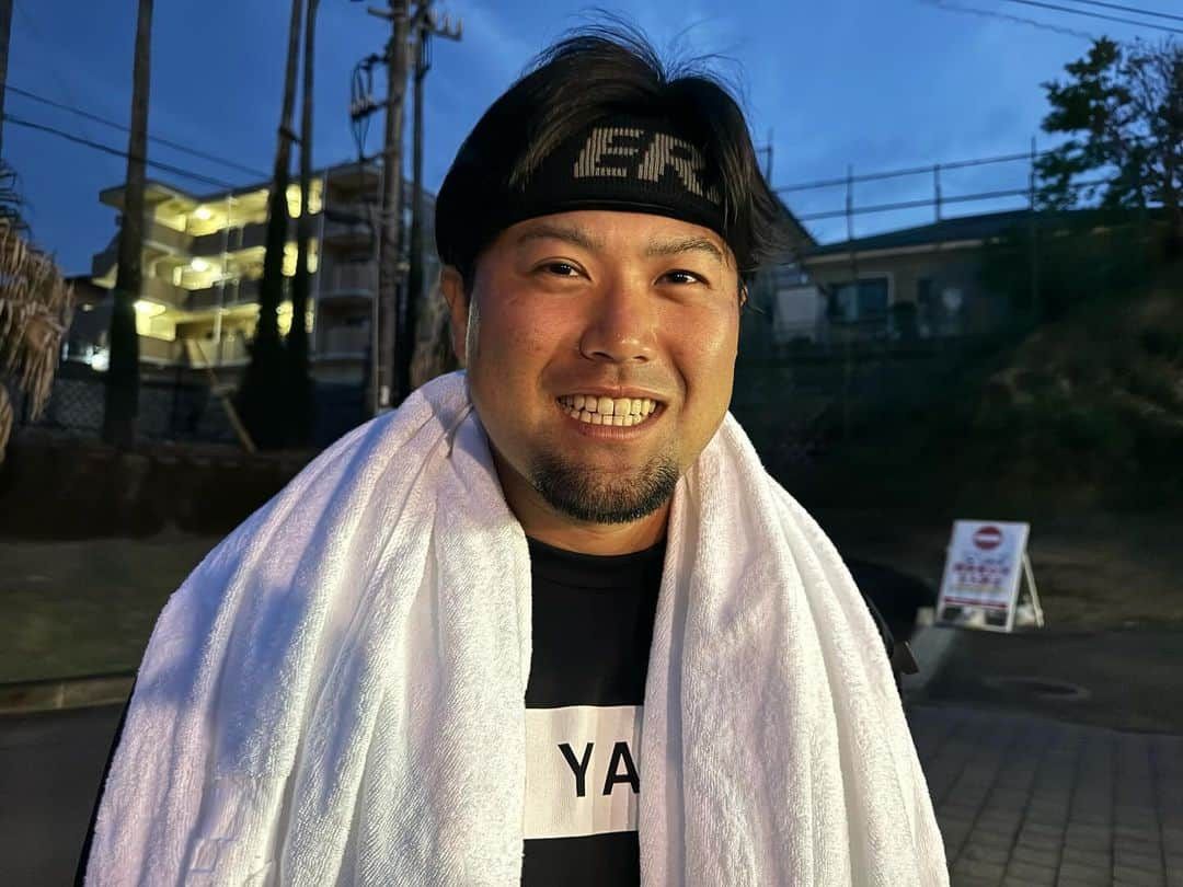 ゴッホ向井ブルーさんのインスタグラム写真 - (ゴッホ向井ブルーInstagram)「今年もやってきました！！ カープ秋季キャンプ⛺️  あたりも暗くなりぞろぞろと帰っていく日南キャンプスタイル。みんな絵になる。」11月11日 20時13分 - goghmukai