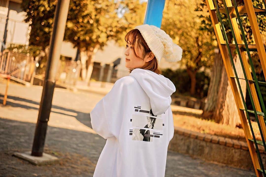 のインスタグラム：「やっぱりパーカーは好き🫶 .  -BIGシルエットパーカー(ホワイト)- 高松亜衣オンラインストアで今日から販売中です！  .  📸 @makito_ishikawa」