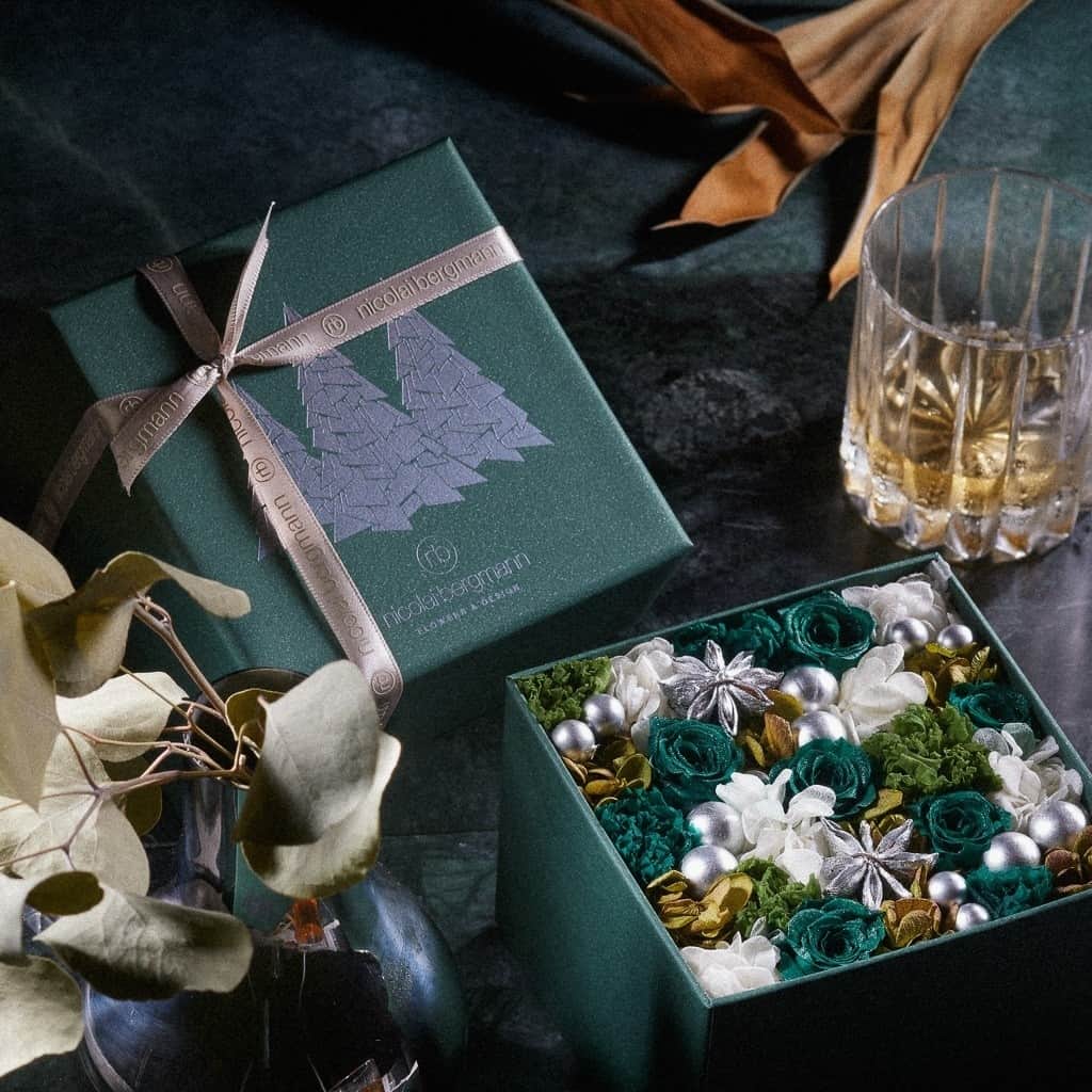 ニコライ・バーグマン・フラワーズ＆デザインのインスタグラム：「"Pine Forest" is a symphony of preserved roses, carnations, hydrangeas, and fine silver embellishments. The roses are dyed in a color only available at Nicolai Bergmann making this box a unique gift you can't find anywhere else. ⁠ ⁠ The limited "Nordic Nights" Winter Collection is now available online and in stores! ⁠ .⁠ .⁠ .⁠ .⁠ #nicolaibergmann #NordicNights2023 #flowerdesign #christmasdecorations #christmaswreath #ニコライバーグマン #フラワーデザイン #クリスマスプレゼント #クリスマスリース #クリスマスツリー #フラワーアレンジメント #니콜라이버그만 #꽃디자인」