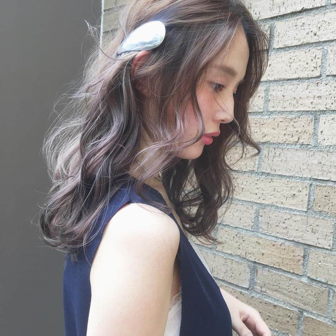 兼井遼のインスタグラム：「ラベンダーグレージュ＊  柔らかくほつれるヘア😌  ツヤのある 暗くても透明のある カラーならお任せください☺️  11月のご予約も まだまだお取りできます🙇🏻  ご質問などは コメントにてお問い合わせください！😌  #ケアカラー  #ヘアアレンジ  #ケアダブルカラー  #巻き方  #髪質改善カラー  #イルミナカラー  #ミルクティーベージュ #グレージュ  #ケアブリーチ  #ハイライトカラー  #ハイトーンカラー  #ブリーチ  #ダブルカラー   #インナーカラー  #オリーブアッシュ  #グラデーションカラー  #グレージュカラー  #ツヤトーン  #パーマ  #艶髪  #外国人風  #髪質改善トリートメント  #くびれヘア  #シースルーバング  #髪質改善  #ラベンダーグレージュ  #オリーブグレージュ  #トリートメント  #ヘアアクセサリー　#インナーハイライトします」