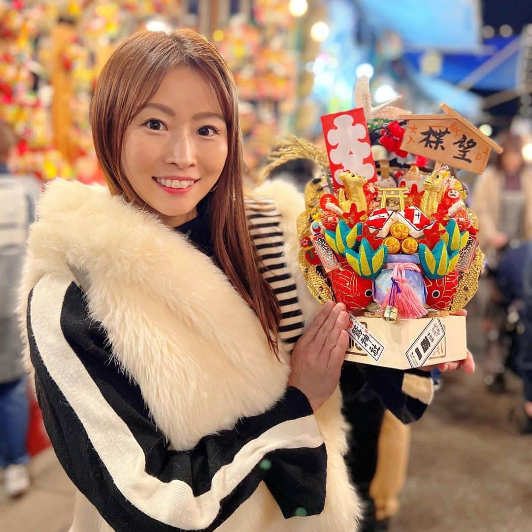 楪望のインスタグラム：「* 縁起物🧧戴いてきました👏  熊手をお返しして、今年は枡を。  来年も〝ますます〟頑張ります🐉 #酉の市 #酉の日 #一の酉 #鷲神社 #入谷 #浅草 #商売繁盛 #熊手 #枡 #辰年 #🐉」