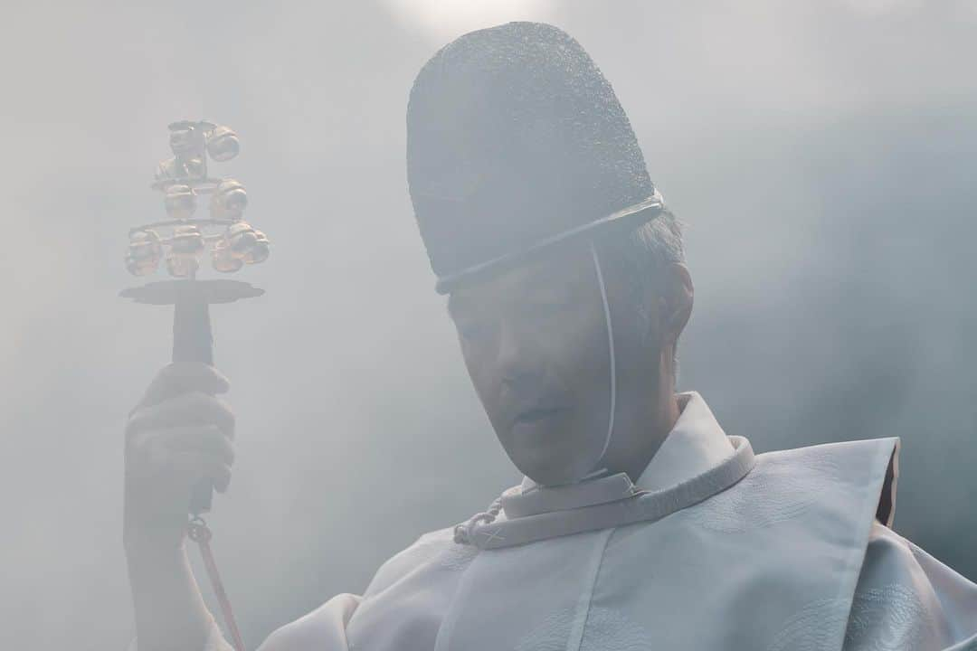 貴船神社のインスタグラム：「御火焚祭・御日供講員大祭  水を司る貴船の神様が火の神様からお生まれになった、と神話で伝えられており、貴船大神御出現の故事を再現する重要な意義をもつお祭りです。燃えさかる火の霊力で罪穢を祓い清める「祓」の神事でもあります。」