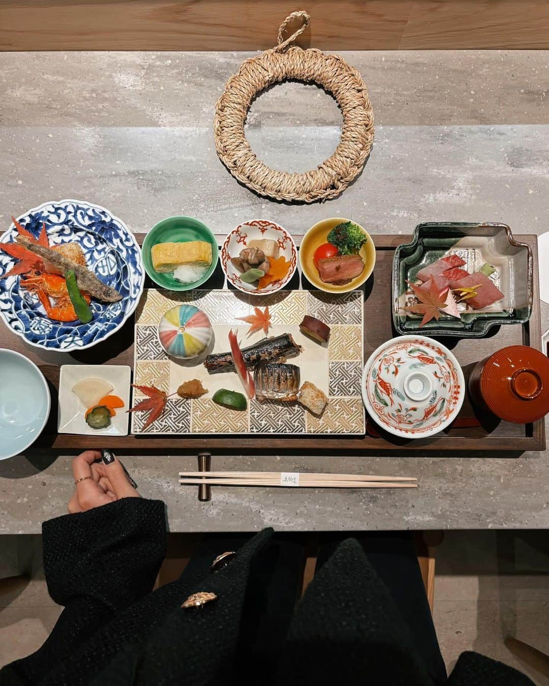 井手口瑞歩さんのインスタグラム写真 - (井手口瑞歩Instagram)「🐟 お姉ちゃんと魚飯時で贅沢ランチ🫶🏻 お料理どれも本当に美味しかったし 炊き立て土鍋ご飯も最高でした🤍 オープンしたばっかりのお店なんだって！ 熊本の方は是非ー！！ . #魚飯時 #熊本ランチ #水道町ランチ #みずほのおすすめグルメ」11月11日 20時24分 - mizuho.04