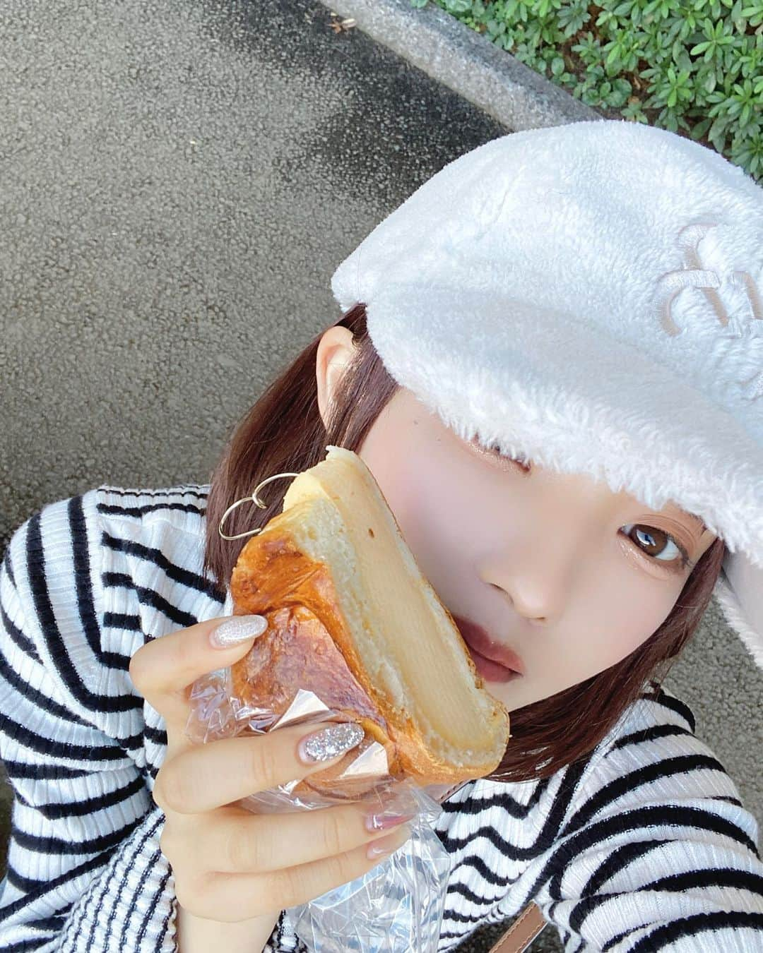 落合希来里のインスタグラム：「#きらべーかりん 活動報告🍞 世田谷パン祭りにいってきました〜〜！！！！  ずっと参加してみたくて！！念願だったので嬉しかった！！ (投稿するの遅くなった！) 1人参加したから長蛇の列でええんってなってたけど 沢山のパンに触れ合えて幸せだったなあ……  とりあえず現地で　 ⚐︎ TAMASAN PARK の 太陽のたまごサンド  をいただきました〜〜！！  お持ち帰り用としては ⚐︎Boulangerie Convivialite  和風クリームチーズバゲット  ⚐︎せたがやブレッドマーケット クランベリーとクリームチーズ 巽醤油とクリームチーズ  を購入したよ〜〜！！  朝ごパンで食べるの楽しみに冷凍庫に眠らせてる！！ 次は誰かと参加してレジャーシートとか広げて パン活したいな〜〜  誰か行こううう⊂⌒っ´ω`)っ  #パンスタグラム #世田谷パン祭り #パン友ほしい」