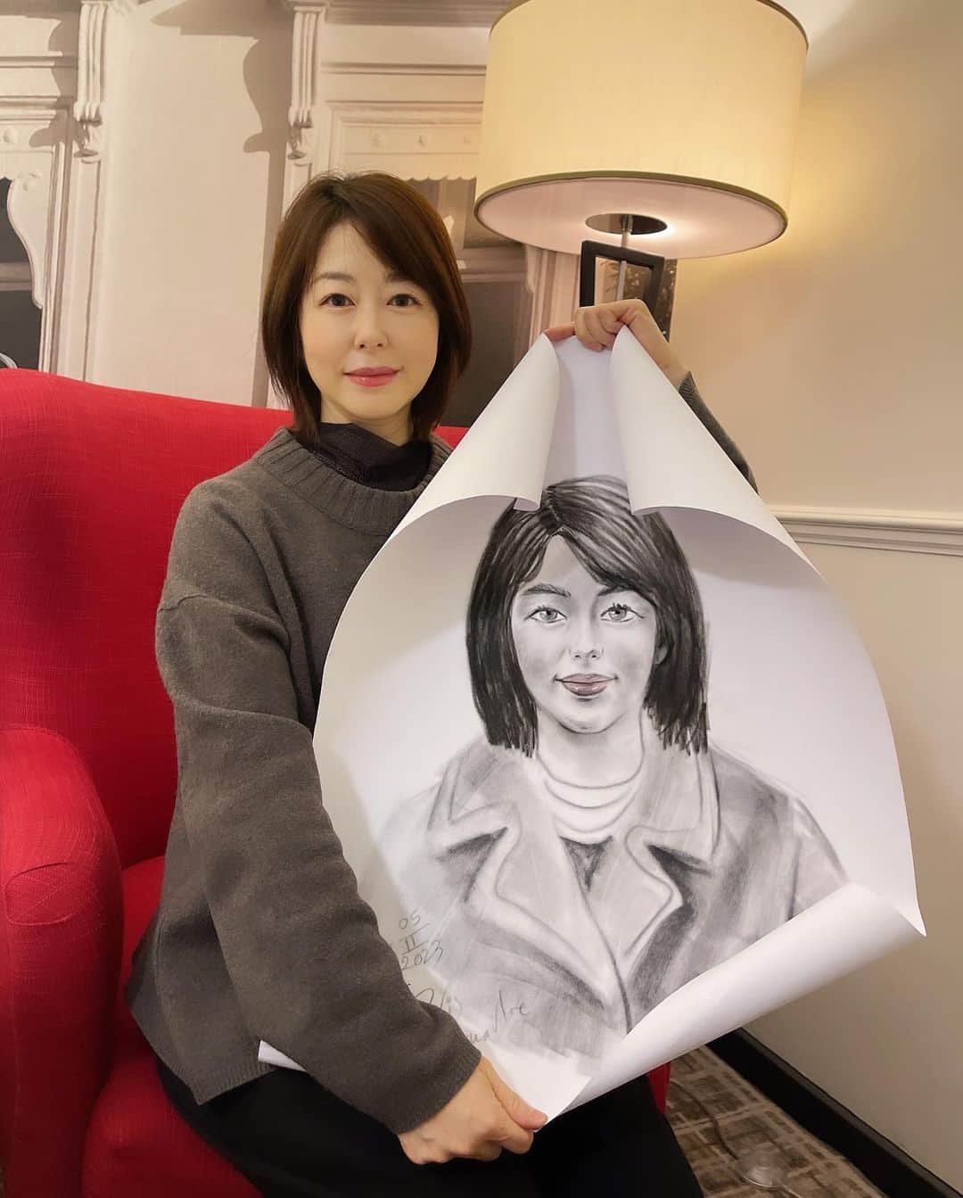 堀内敬子のインスタグラム：「似顔絵🖼️  モンマルトルで書いてもらった似顔絵。  どうですか？？  似てます？？  #モンマルトルの思い出 #似てるかな？？」