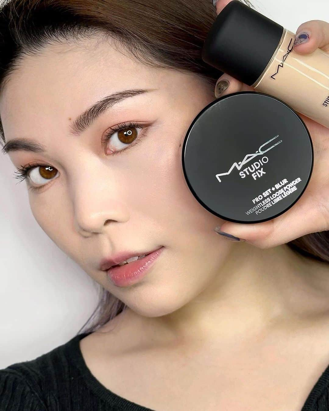 M·A·C Cosmetics Hong Kongさんのインスタグラム写真 - (M·A·C Cosmetics Hong KongInstagram)「🎈M‧A‧C 雙11狂歡禮遇慶典 - 光透奶油肌篇🎈 踢走萬年仙人掌肌嘅秘密！ ✨#養膚美顏底霜＋#霧鏡粉底，注水美肌，趕走蠟黃、瑕疵、油光 ✨#磨皮濾鏡蜜粉，一秒磨皮、修飾毛孔、持妝控油 只需呢3件底妝神物，今個秋冬肌膚就可以keep住水潤有光澤💦  💥11月8-14日門市限定優惠： 🛒【買2享4】購買 #霧鏡粉底 + #磨皮濾鏡蜜粉，即獲贈#170粉底掃及 #鎖妝保鮮水 30ml (價值: HK$525) 🛒【驚喜折扣優惠】購物滿HK$1,200 即減 HK$100，滿HK$1,600 即減HK$200！ *優惠受條款及細則約束。  Product featured: LIGHTFUL C+ Coral Grass Tinted Primer C+光透養膚防曬底霜 - HK$390 Studio Fix Fluid SPF15/PA++ Foundation Skin Balancing Complex 專業無瑕霧鏡粉底 - HK$360 Studio Fix Pro Set + Blur Weightless Loose Powder 專業無瑕輕透濾鏡蜜粉 - HK$320  #MACLightfulC #MACStudioFix #MACHongKong  #Regramfrom @mua_jenn.c @roy__mua  🎈M‧A‧C 11.11 Limited Time Offers - Dewy Flawless Skin 🎈 The key to create a hydrated yet radiant complexion boils down to these holy grails: ✨Pair the LIGHTFUL C+ Coral Grass Tinted Primer with Studio Fix Fluid for an even, immaculate and moisturised skin with rosy glow ✨Dust with Studio Fix Pro Set + Blur Weightless Loose Powder to blur pores, oil-shine whilst setting your makeup    💥8 - 14/11 In-store Exclusive: 🛒【Buy 2 Get 4 】Buy Studio Fix Fluid Foundation + Pro Set + Blur Weightless Loose Powder, get a #170 Foundation Brush and a Fix+ Stay Over 30ml (Value: HK$525) 🛒【Discount Offer】Upon purchase of HK$1,200 pay HK$100 less; Upon purchase of HK$1,600 pay HK$200 less Go to M‧A‧C store with your besties and shop now! *Terms and Conditions apply.」11月11日 20時25分 - maccosmeticshk