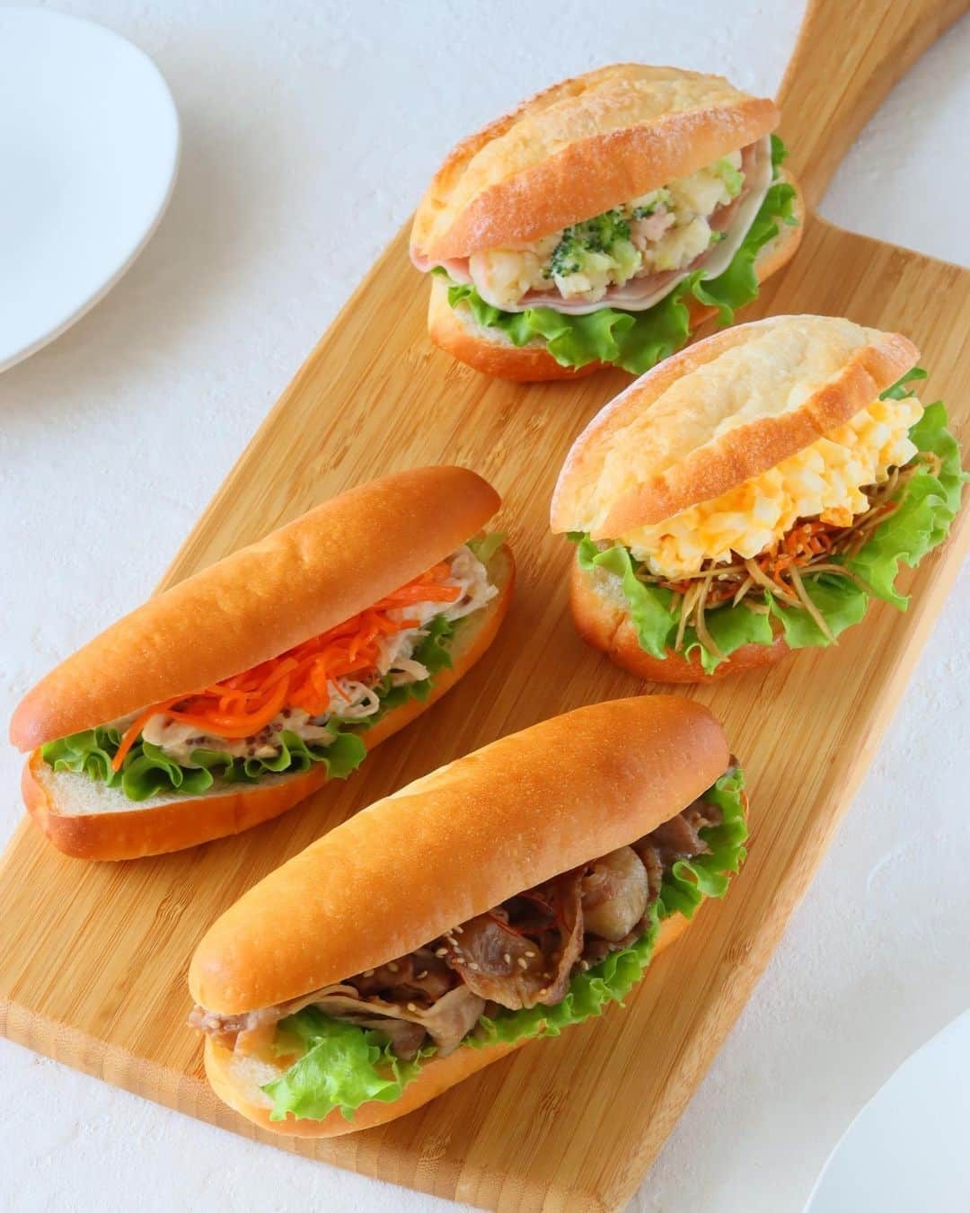 あいりおーのインスタグラム：「今日作ったサンドイッチ🥪  昨日焼いたクッペはちょっとシワってるけど😅  コッペパンもクッペもシンプルゆえに難しい〜🤣🔨特にコッペパンってまっすぐ綺麗に焼き上げるの型を使わないと結構歪む。。私の性格かしら？(笑)🤣  そんなクッペとコッペパンを使ってサンドイッチ4種。  ・きんぴらごぼう✖️卵サラダサンド  ・チキンサラダの粒マスタードサラダ✖️キャロットラペ  ・ほんのり甘めのポテトサラダ  ・照り焼きポーク  一つ一つの具材は大した大変じゃないけど、一気に具材を作るのは大変🤣よーやった。  チキンサラダは鶏ハムのササミバージョンを粒マスタードとマヨで和えてたのがキャロットラペと合う！  照り焼きポークは紫玉ねぎのスライスとかサンドしてもよかったかなー。もしくは玉ねぎソテーか。🧅  4つも作ったけど、1人でどーやって食べるかな。。😅とりあえずコッペパンパンは昼と夜に食べた。  ほぼ一人暮らしだと試作も困るわけです😒 明日の朝と昼で1個ずつ食べる！  パン好きだけど、米🌾食いてー🤣🔨👈言葉づかいよ！  𓂃◌𓈒𓐍𓂃◌𓈒𓐍𓂃◌𓈒𓐍◌𓈒𓐍𓂃◌𓈒𓐍𓂃◌𓈒𓐍  「 新刊のお知らせ📢　」  9/7にKADOKAWAさんから  「何度も作ってたどりついたあいりおーのお菓子」が発売されます。 納得するまで作り続けた私のイチオシレシピを1冊にまとめました。 たくさんの工程写真とコツとポイントで詳しく書いています。  Amazon、楽天ブックス、全国の書店で発売中です。  𓂃◌𓈒𓐍𓂃◌𓈒𓐍𓂃◌𓈒𓐍𓂃◌𓈒𓐍𓂃◌𓈒𓐍𓂃◌𓈒𓐍   ○*:.。..。.。o○○*:.。..。.。o○   使っているオーブンやお菓子、パンの道具は  楽天roomに載せています。  プロフィール欄にリンクあります🔍   ○*:.。..。.。o○○*:.。..。.。o○   #サンドイッチ#コッペパン#クッペ#手作りパン#手作りパンレシピ #手作りお菓子作りが好きな人と繋がりたい #おやつ#あいりおーパン#sweets#handmade#ブレッド#bread#bread making」