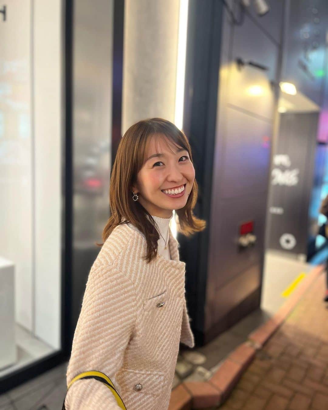 山田友美のインスタグラム：「大学時代の後輩と夜カフェ〜☕️ 違う職種とお話しすると楽しいわね！ #夜カフェ#渋谷カフェ #カフェ#フリーアナウンサー#お出かけ#山田友美」