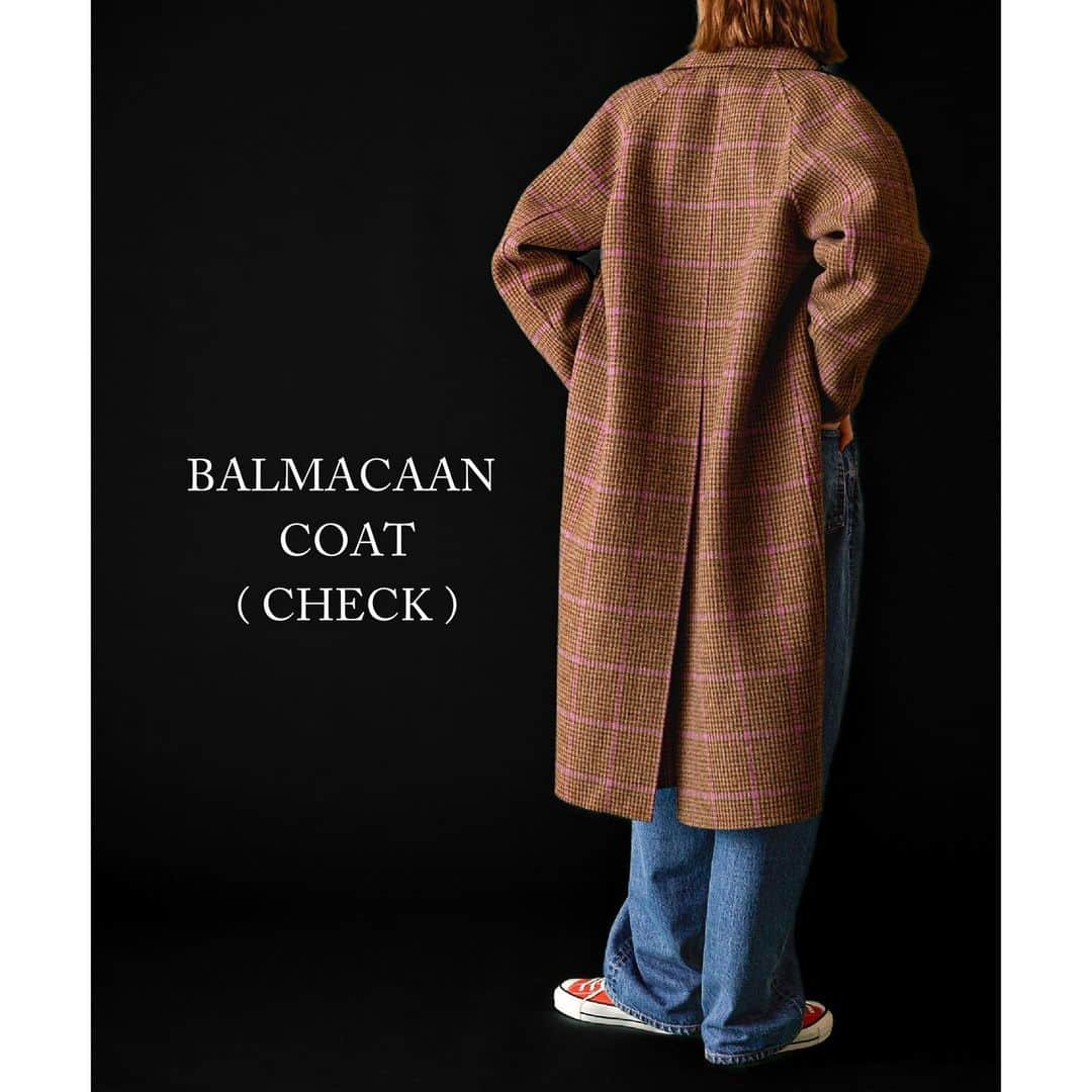 マイダルタニアンさんのインスタグラム写真 - (マイダルタニアンInstagram)「. 【 RECOMMENDED ITEM 】   " BALMACAAN COAT (CHECK) " 英国羊毛を使用したブラウンベースのハウンドトゥースに、パープルのオーバーペインが最高にかっこいいオリジナル生地のバルマカーンコート。 厳しい寒さを耐えた英国羊毛は丈夫で糸にコシがあり、シルエットの美しさを最大限引き出してくれます。型崩れしにくい特徴もあるので、まさにコートに最高の素材を使用しています。  " W FACE BOA " 今回こだわったのは、最初から古着みたいな素材感。毛並みが少し乱れていて、それがいい味を出しています。そんな見た目なのに、４WAYストレッチ・撥水・透湿性に優れているからさらに好感度UPなアイテムです。  #shinzone #theshinzone #2023aw #シンゾーン #outerwear」11月11日 20時27分 - shinzone_official