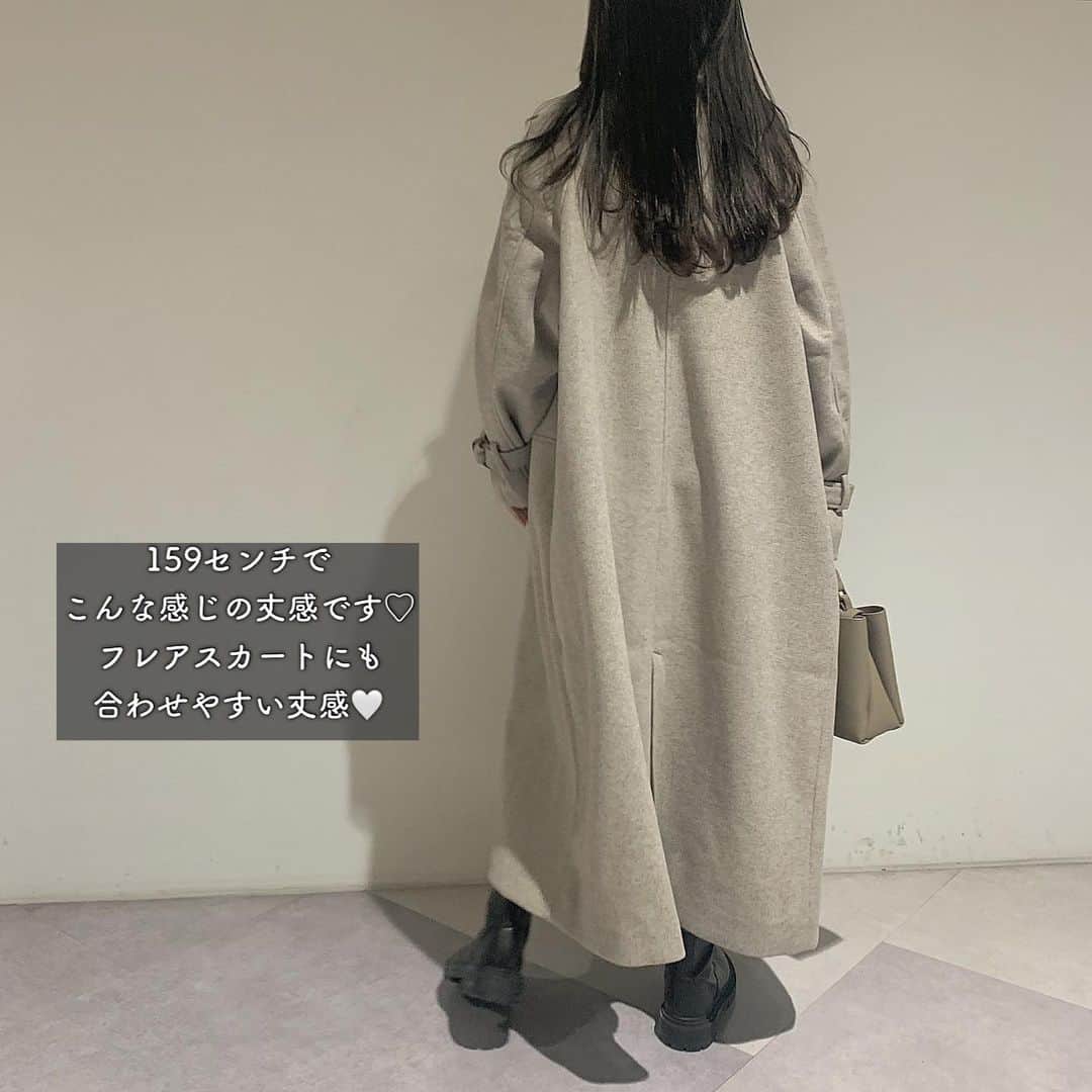 kaorinさんのインスタグラム写真 - (kaorinInstagram)「寒くなってきた今の季節に おすすめのアウター♡  @sakishima_tokyo_closet の フェイクウールトレンチコート🫶🏻  なんと驚きの¥5000以下のプチプラ😳✨ （しかもクーポン使ったら¥3990）  カラーはグレーを着てます🩶  上質で肉厚な生地感のコートで すごくあったかいです✨  フレアスカートと合わせて 大人フェミニンなコーデに♡  デニムやボトムスと合わせたら 大人カジュアルにも着れます✨  159センチでこんな感じの丈感なのですが 長め丈のフレアスカートとも 相性抜群で着回し力もありそうです👌  手首のところにベルトがついているので キュッと締めて着ると可愛く着れてお気に入り♡  ボタンを締めたら主役級にも着れるし、 寒くなりはじめた今からたくさん着れそうな 万能アウターなのでぜひチェックしてみてくださいね♡  ZOZOで1,000円クーポンが出てるので ストーリーにリンク貼っておきます✨  #sakishimatokyo#フェイクウールアウター#ZOZOで買える服#新作コート#アウター#トレンチコート#大人フェミニンコーデ#大人カジュアルコーデ#大人カジュアル#アラフォー#アラフォーコーデ#骨格ウェーブ#骨格ウェーブコーデ#秋冬コーデ」11月11日 20時27分 - kaorinnnhyrk