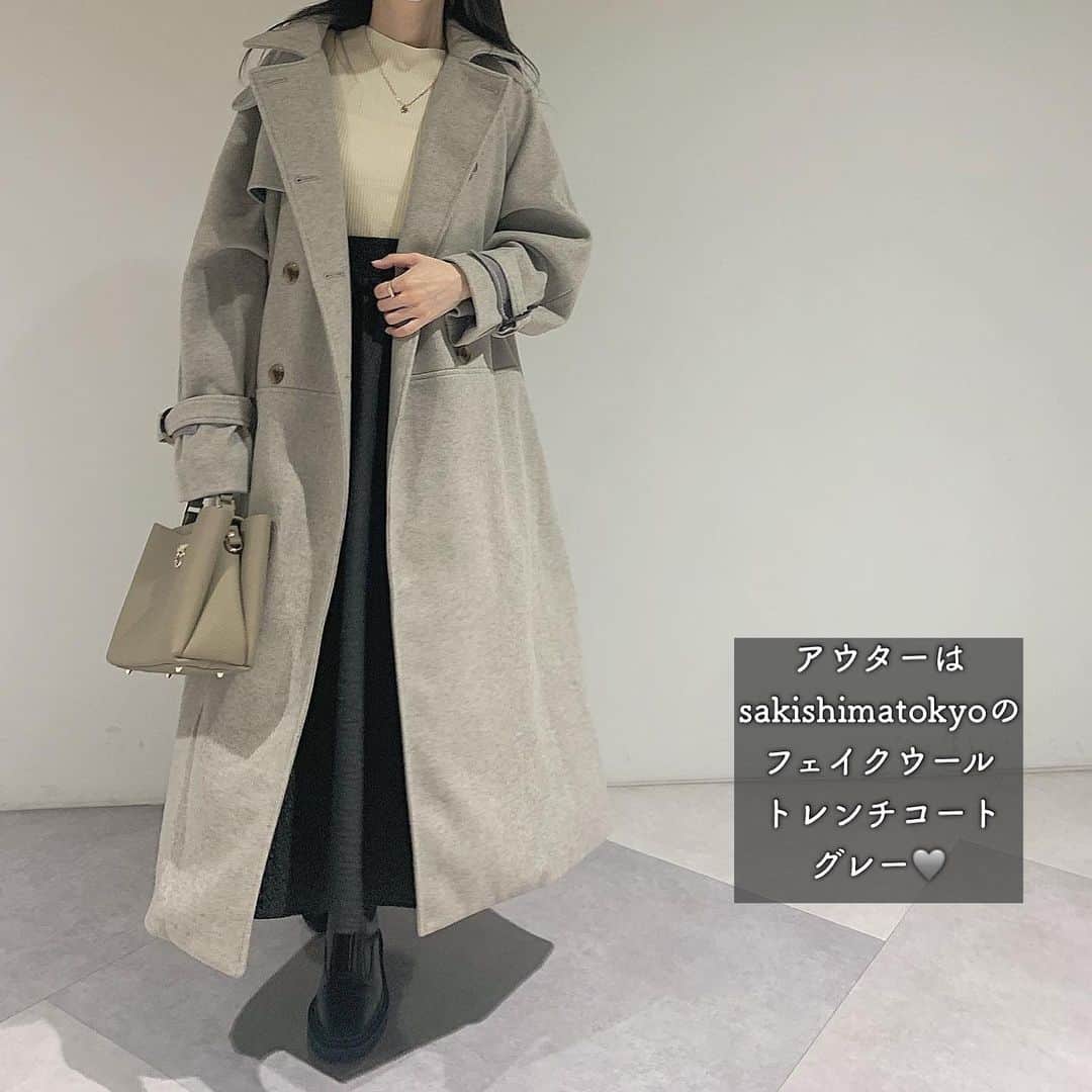 kaorinさんのインスタグラム写真 - (kaorinInstagram)「寒くなってきた今の季節に おすすめのアウター♡  @sakishima_tokyo_closet の フェイクウールトレンチコート🫶🏻  なんと驚きの¥5000以下のプチプラ😳✨ （しかもクーポン使ったら¥3990）  カラーはグレーを着てます🩶  上質で肉厚な生地感のコートで すごくあったかいです✨  フレアスカートと合わせて 大人フェミニンなコーデに♡  デニムやボトムスと合わせたら 大人カジュアルにも着れます✨  159センチでこんな感じの丈感なのですが 長め丈のフレアスカートとも 相性抜群で着回し力もありそうです👌  手首のところにベルトがついているので キュッと締めて着ると可愛く着れてお気に入り♡  ボタンを締めたら主役級にも着れるし、 寒くなりはじめた今からたくさん着れそうな 万能アウターなのでぜひチェックしてみてくださいね♡  ZOZOで1,000円クーポンが出てるので ストーリーにリンク貼っておきます✨  #sakishimatokyo#フェイクウールアウター#ZOZOで買える服#新作コート#アウター#トレンチコート#大人フェミニンコーデ#大人カジュアルコーデ#大人カジュアル#アラフォー#アラフォーコーデ#骨格ウェーブ#骨格ウェーブコーデ#秋冬コーデ」11月11日 20時27分 - kaorinnnhyrk