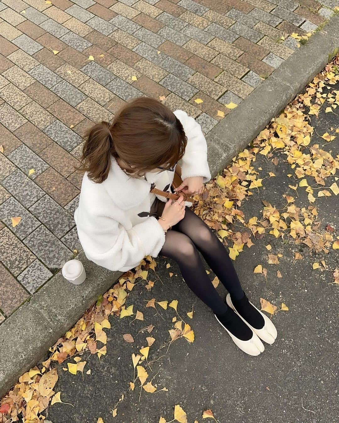蓮音のインスタグラム：「ボア〜〜な一日＾＾びっくりするくらい急に寒くなって、念願の冬〜って感じで喜んでいる、と同時に、やっぱ冬寒い、ってなってる、わがまま人間＾＾ ㅤㅤㅤㅤㅤㅤㅤㅤㅤㅤㅤㅤㅤ これ着て雪国いきたい、、、⛄️🤍 ちなみにタイツはセブンで買った30デニール！ ㅤㅤㅤㅤㅤㅤㅤㅤㅤㅤㅤㅤㅤ トップス以外 @eaphi__official ✍🏻 ㅤㅤㅤㅤㅤㅤㅤㅤㅤㅤㅤㅤㅤ #澄ました顔してガクブル」