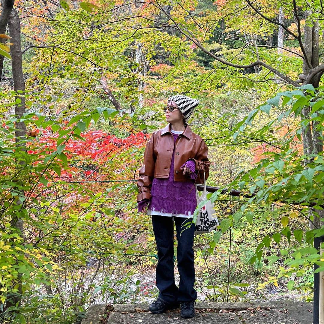 瀬戸あゆみさんのインスタグラム写真 - (瀬戸あゆみInstagram)「とある10月の週末。 紅葉の那須へ🍁  どこを切り取っても美しかった。 那須がだいすきになった、1泊2日でした。  この日のこのコーディネート、お気に入り💕  ✔️ Different Wreck Knit Top / Purple ✔️ Magical Leather Coat / Brown ✔️ Feel The Rainbow Denim Pants / Navy  #dearsisterhood  #ayumi_outfit」11月11日 20時27分 - setoayumi