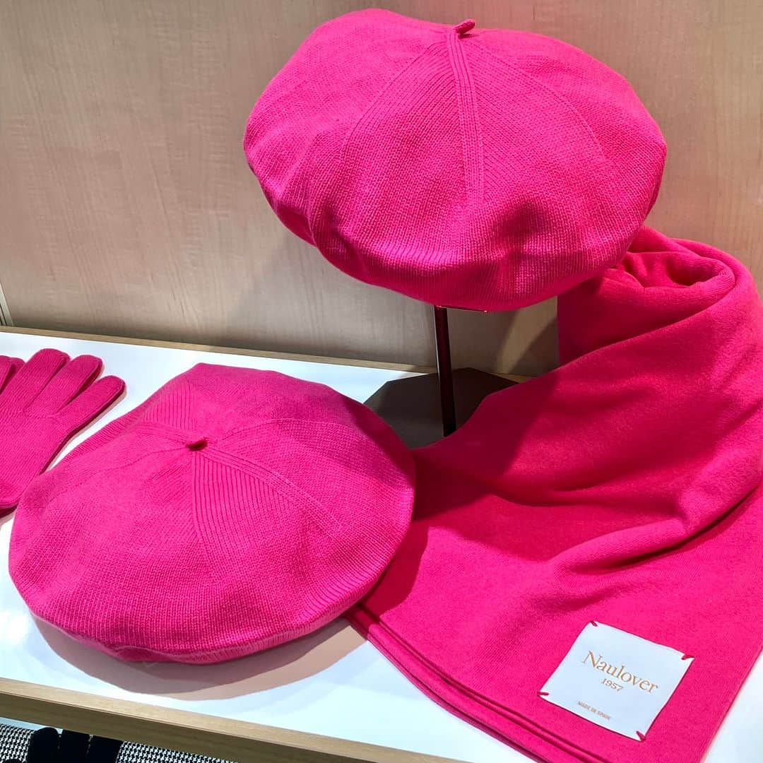 daimarusapporoさんのインスタグラム写真 - (daimarusapporoInstagram)「2階 婦人洋品で〈ガルニエ ミキ〉期間限定ショップを開催中！ ヨーロッパや日本のブランドから、洗練されたデザインのファッション雑貨やシューズ、アクセサリーが集まりました🥰  店頭で目をひくのは、鮮やかなピンク色が印象的な手袋やマフラー。 暗い色になりがちな冬のコーディネートを華やかに明るく見せてくれそうです🌷  その他にも、質感と色彩が楽しいソックスやエレガントなニットウェア、クールなブーツなどが勢ぞろい。 ここでしか出会えない、さりげなくアクセントになってくれそうなアイテムばかりです。  ぜひ店頭でご覧ください！  ※11/14(火)まで  #大丸札幌 #ガルニエミキ #ナウロバー #セレクトショップ #マフラー #カーディガン #ピアス #冬コーデ #防寒コーデ #冬ブーツ #レザーブーツ #黒ブーツ」11月11日 20時28分 - daimarusapporo