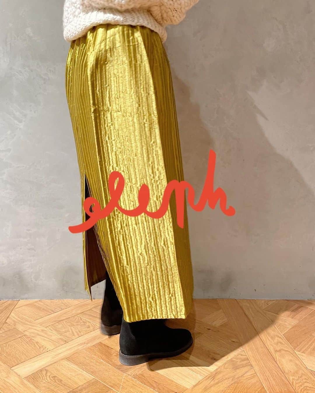 IÉNA LA BOUCLEのインスタグラム：「. ⁡ 〈ELEPH〉 ⁡ 2019年にオランダのアムステルダムにて設立。 持続的で環境に優しい生地や生産背景を求め、子どもと安全に遊べるようにと、金属の付属品を使用しない、シンプルでナチュラルな服を作りたいという考えのもと物作りを行っている。 素材のバリエーションも魅力の一つで、デザインは新鮮かつ長く着用できるアイテムが揃う。 ⁡ skirt ¥55,000 intax col:gold ⁡ ⁡ #ienalaboucle#iena#イエナ#イエナラブークル#ienalaboucle_23aw#eleph」
