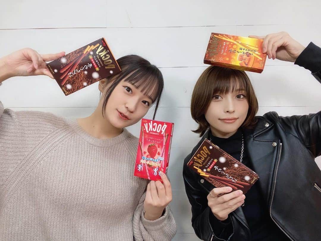 上杉真央のインスタグラム：「今日は #ポッキーの日 だな〜 って思って、  折角だからひさよに買って行って差し上げようかしら〜 って、コンビニ寄って行ったら、  ひさよもポッキー買ってきてくれてました☺️  なにこれ、愛かな？笑  #fripSide #ひーまお #阿部寿世 #上杉真央」