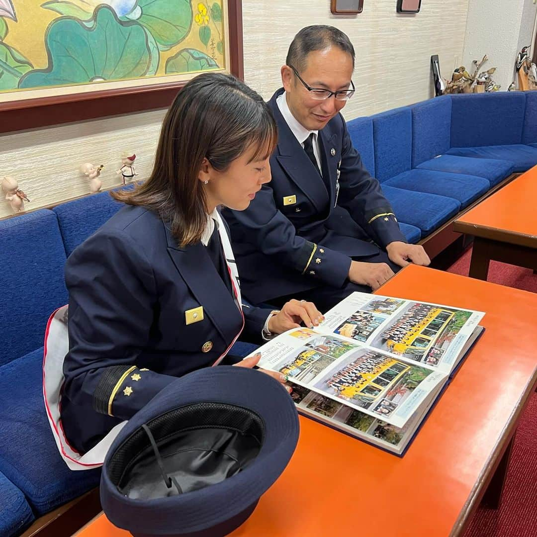 加藤未唯さんのインスタグラム写真 - (加藤未唯Instagram)「1日消防署長🧑‍🚒🚒永観堂幼稚園編👶🏻  卒園22年？ぶりに訪れ、アルバムを見たり、 園内当時の担任の先生に会えたりと懐かしさに心踊りました🎶 防災・消火訓練では(過去に私もやりましたが)、園児の体制を低くして、ハンカチで口を覆いながらの避難の速さに驚きました。 私の消化器だけ空気でなかったけど、初体験でした（ T^T ） そして隊員の皆様の迅速な対応、見応えがありました！！！  これから寒くなりますが、 火には気をつけながら暖かくしてくださいね💕 大変貴重な経験をありがとうございました🙏 #1日消防署長 #消防署 #署長 #左京区 #永観堂 #永観堂幼稚園 #訓練」11月11日 20時31分 - miyukato1121