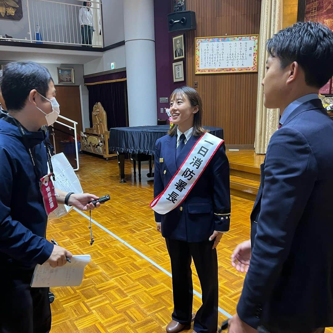 加藤未唯さんのインスタグラム写真 - (加藤未唯Instagram)「1日消防署長🧑‍🚒🚒永観堂幼稚園編👶🏻  卒園22年？ぶりに訪れ、アルバムを見たり、 園内当時の担任の先生に会えたりと懐かしさに心踊りました🎶 防災・消火訓練では(過去に私もやりましたが)、園児の体制を低くして、ハンカチで口を覆いながらの避難の速さに驚きました。 私の消化器だけ空気でなかったけど、初体験でした（ T^T ） そして隊員の皆様の迅速な対応、見応えがありました！！！  これから寒くなりますが、 火には気をつけながら暖かくしてくださいね💕 大変貴重な経験をありがとうございました🙏 #1日消防署長 #消防署 #署長 #左京区 #永観堂 #永観堂幼稚園 #訓練」11月11日 20時31分 - miyukato1121