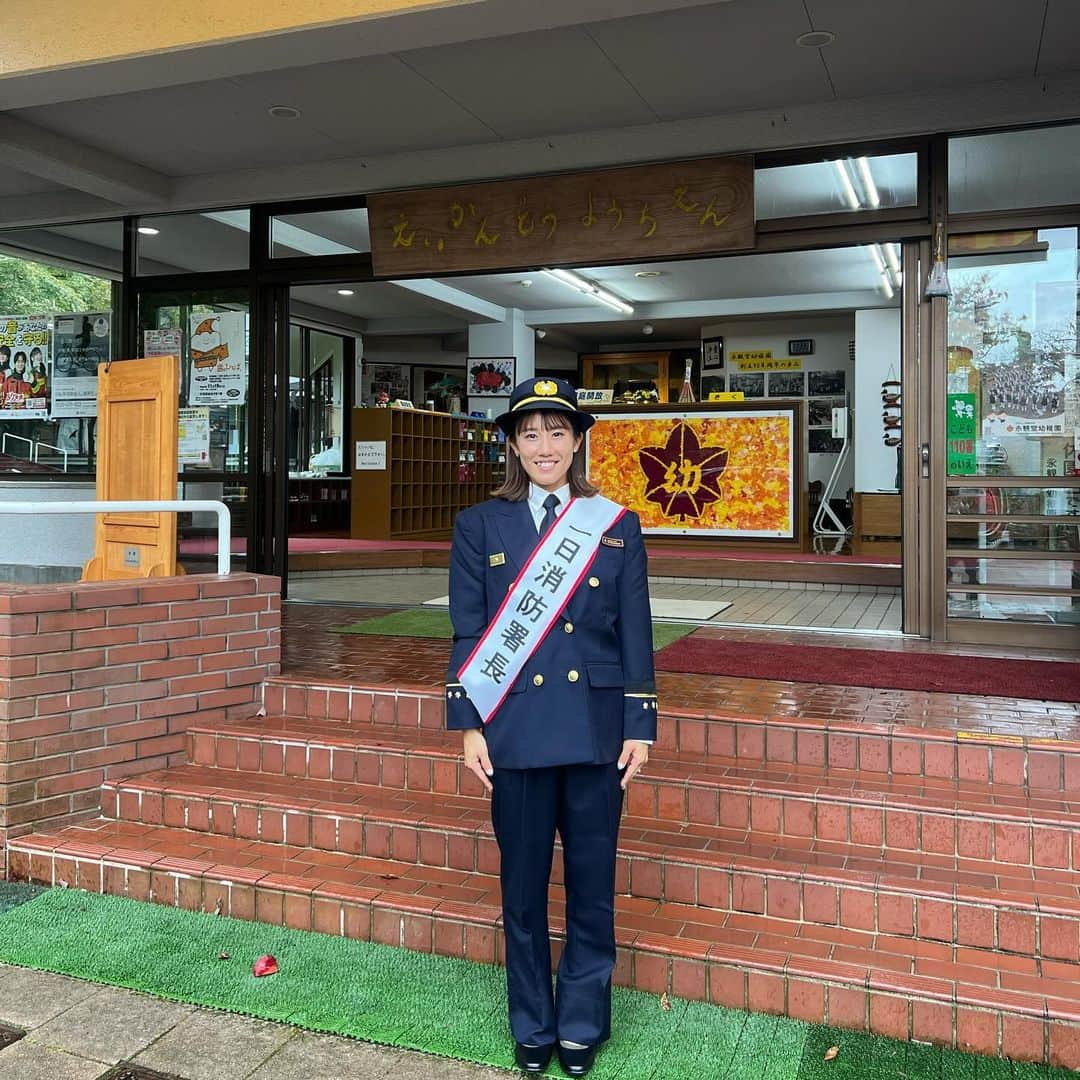 加藤未唯さんのインスタグラム写真 - (加藤未唯Instagram)「1日消防署長🧑‍🚒🚒永観堂幼稚園編👶🏻  卒園22年？ぶりに訪れ、アルバムを見たり、 園内当時の担任の先生に会えたりと懐かしさに心踊りました🎶 防災・消火訓練では(過去に私もやりましたが)、園児の体制を低くして、ハンカチで口を覆いながらの避難の速さに驚きました。 私の消化器だけ空気でなかったけど、初体験でした（ T^T ） そして隊員の皆様の迅速な対応、見応えがありました！！！  これから寒くなりますが、 火には気をつけながら暖かくしてくださいね💕 大変貴重な経験をありがとうございました🙏 #1日消防署長 #消防署 #署長 #左京区 #永観堂 #永観堂幼稚園 #訓練」11月11日 20時31分 - miyukato1121