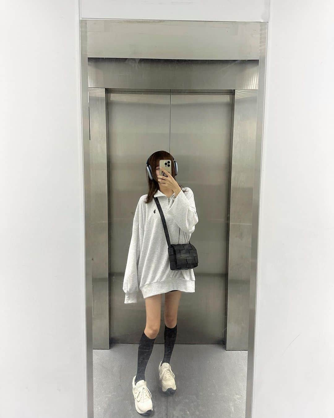 Ayanaさんのインスタグラム写真 - (AyanaInstagram)「🩶👟 ⁡ この前ストーリーに載せたら好評だった ハーフジップのスウェットちゃん😻 オーバーサイズで着たかったからLサイズ！ こういうの着る時は下にショーパン履いてるよ♪ ZOZOで今だけSALEしてますσ̴̶̷̤ . σ̴̶̷̤ 🩶❤️ ⁡ tops : @wego_zozo  pants : @grl_official  ⁡ ⁡ #プチプラ #プチプラコーデ #秋服 #ハーフジップ #WEGO #ウィゴー #ZOZOTOWN #ZOZOTOWN購入品　 #USPOLO #USPOLOASSN #ショーパン #ショートパンツ」11月11日 20時33分 - naalunlun