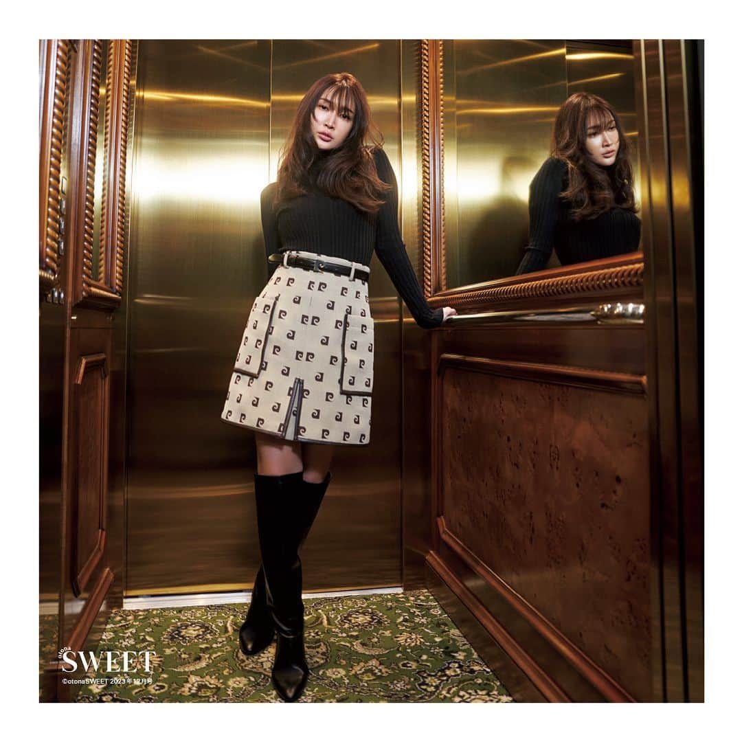 フレイアイディーのインスタグラム：「otona SWEET 2023年12月号  FRAY I.D × otona SWEET × pierre cardin STARRING @saekoofficial   この冬、ピエール•カルダンとのエクスクルーシブコレクションが登場。アイコニックなブランドロゴをあしらったレトロポップなデザインが魅力的なアイテムを、 パリジェンヌに扮した紗栄子さんが小粋に着こなします。  Knit tops [pierre cardin×FRAY I.D] ¥12,100 (tax in) Skirt [pierre cardin×FRAY I.D] ¥20,900 (tax in) Belt [pierre cardin×FRAY I.D] ¥12,100 ( tax in) Shoes ¥24,200 (tax in)  #frayid #otonasweet」