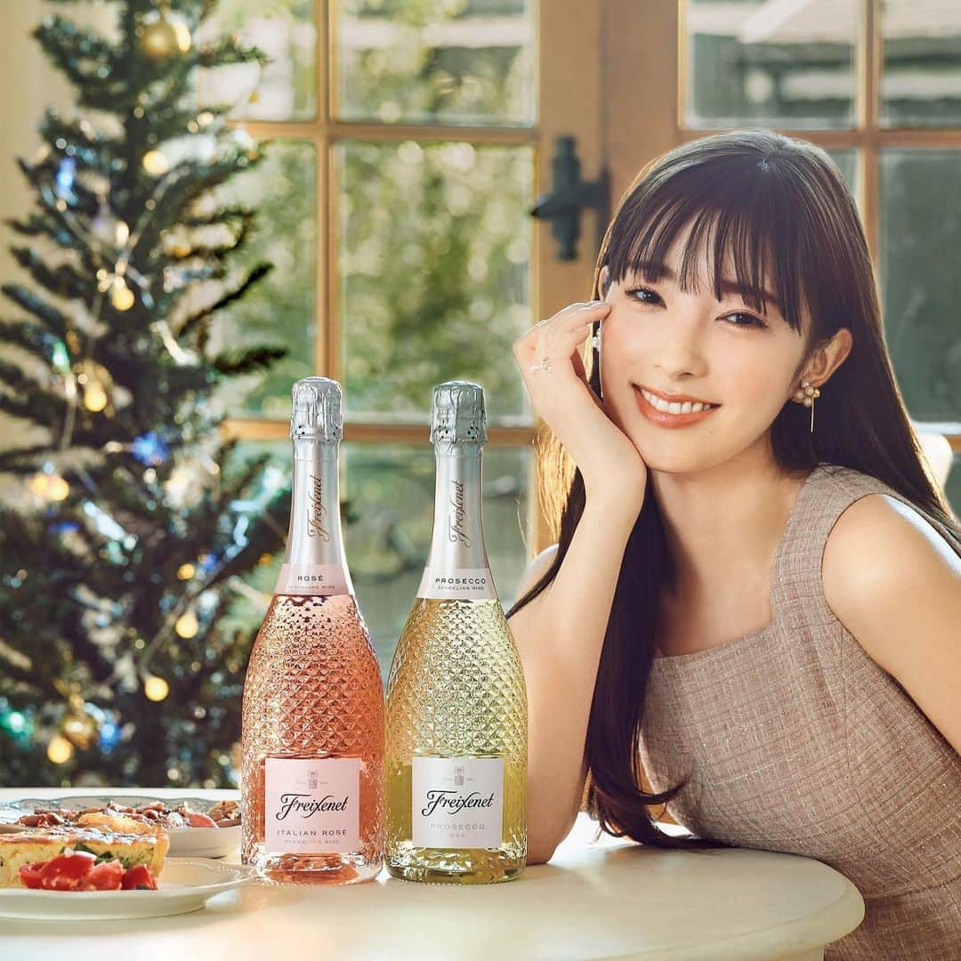 美人百花のインスタグラム：「＼絶対に喜ばれる〝華やか手土産〟をご紹介💓／  クリスマスや忘年会と、ホームパーティーの機会が増えるホリデーシーズン✨ 何を持っていけばみんなに喜んでもらえるのか、手土産のチョイスに悩んでいませんか？  そんな悩めるレディにおすすめしたいのが、スパークリングワイン #キラキラのフレシネ です☺️🍾  どんな料理にも合うすっきりとした飲み口と、気分が上がるシュワシュワの泡は、みんなが集う場の手土産にぴったり💓 ホムパの手土産は〝見た目の華やかさ〟も大事ですが、ダイヤモンドカットのボトルが目を引く #キラキラのフレシネ　なら高得点を狙えます🍾✨  味は、イタリアン ロゼとプロセッコの2種類✨  イタリアン ロゼは、ぶどうのフレッシュな香りと味わい軽やかな酸味が調和した、さわやかでやや辛口のロゼワイン🍇いちごやラズベリーなどの赤い果実や、白い花、りんごを思わせるエレガントな香りに癒されます。  白桃のようなみずみずしい香りと、万人ウケするフルーティでやさしい口当たりが魅力のプロセッコ🍑爽やかな飲み口で、野菜を使った料理や、魚介類をメインにした料理と相性バツグンです✨  どちらも果実味たっぷりの柔らかな味わいで、飲みやすいです💓  見た目もおしゃれで味もハズレなし✨ これからのホムパの手土産は、#キラキラのフレシネ で決まりですね🍾🎉  #キラキラのフレシネ #フレシネ #サントリー #プロセッコ #スパークリングワイン #ホムパ #女子会 #クリパ #パーティー #手土産 #おもたせ #手土産候補 #PR #美人百花 #宮本茉由 さん #ロゼ #華やか手土産」