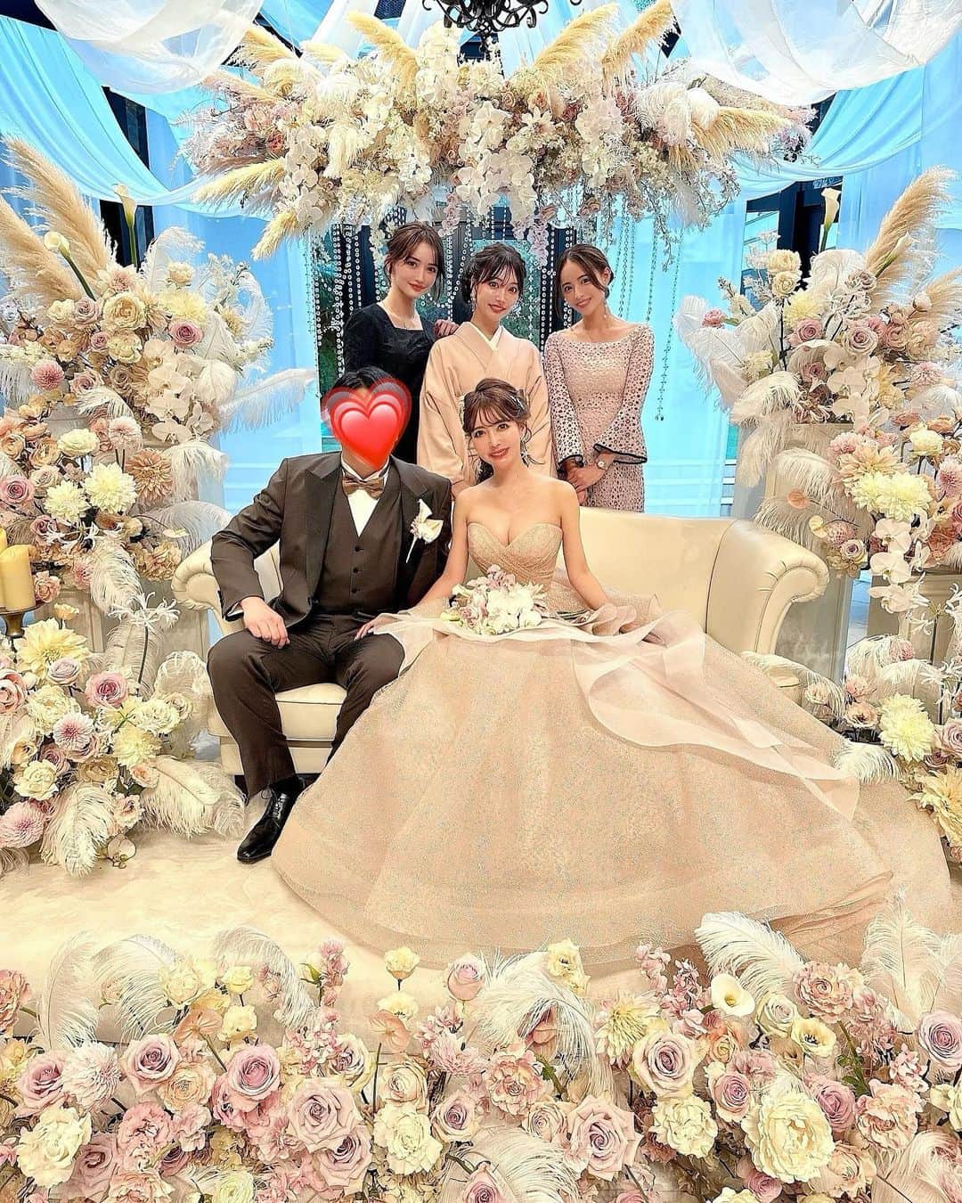 ririのインスタグラム：「💐💠💐💠💐💠💐💠💐 ちかちゃんの　#結婚式　💒素敵すぎました🥹💓 このちかちゃんが着てる　#ウェディングドレス 👰‍♀️ キラッキラ💫ですっごく可愛かった🥰 プリンセス👸だったよ💖💖💖  双子ちゃんの絆🫶にもうるっときたけど、 お母様への手紙はもぅ😭😭😭💌 涙涙涙でした。。素敵なお母様💓🥺！！  愛がたっぷりの家族にほっこりしました🏠💓  普段当たり前に近くにいる人に ついつい感謝の気持ち伝え忘れちゃう時もあるけど、 アタシも家族や大切な人に"ありがとう"って たくさん伝えようと思ったよ(*´ー｀*)💓💓💓！  ちかちゃんおめでとう🎉末長くお幸せに...💍 素敵な旦那様とこれからもラブラブでねっ🥰🥰🥰  幸せな時間をありがとうございました😊💓🥰 美女達にも久々会えて💖 楽しい１日でした（╹◡╹）💖  #love #happy #wedding」