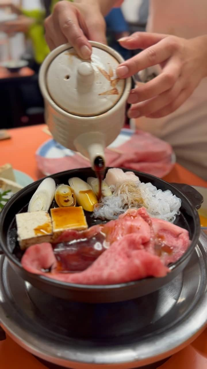 Mika Jimboのインスタグラム：「【創業138年の大老舗コスパすき焼き】  🐮 米久浅草 📍 Tokyo/Asakusa  すき焼きってお外で食べるとなんだか高いよね🌀わたしは家で食べるすき焼きも外で食べるすき焼きも好きなんだけど、高級店も行ったけど見つけた👀  高コスパで、しっかりとした味とお肉。 トク牛鍋(¥3,790)と上牛鍋(¥3,160)で、上のお肉もおかわりして食べてみたけど¥500ちょいしか変わらないなら絶対にトクのお肉にして‼️  ここの割下美味しい濃いめ🤤❤️❤️ 絶対にここはまた行きたいね☺️  予約は大人数でだけ出来るらしい。 #すき焼き#すき焼き好きな人と繋がりたい#牛鍋#米久#浅草ごはん#浅草グルメ#浅草観光#東京#東京観光#tokyo #tokyofood#tokyofoodie」