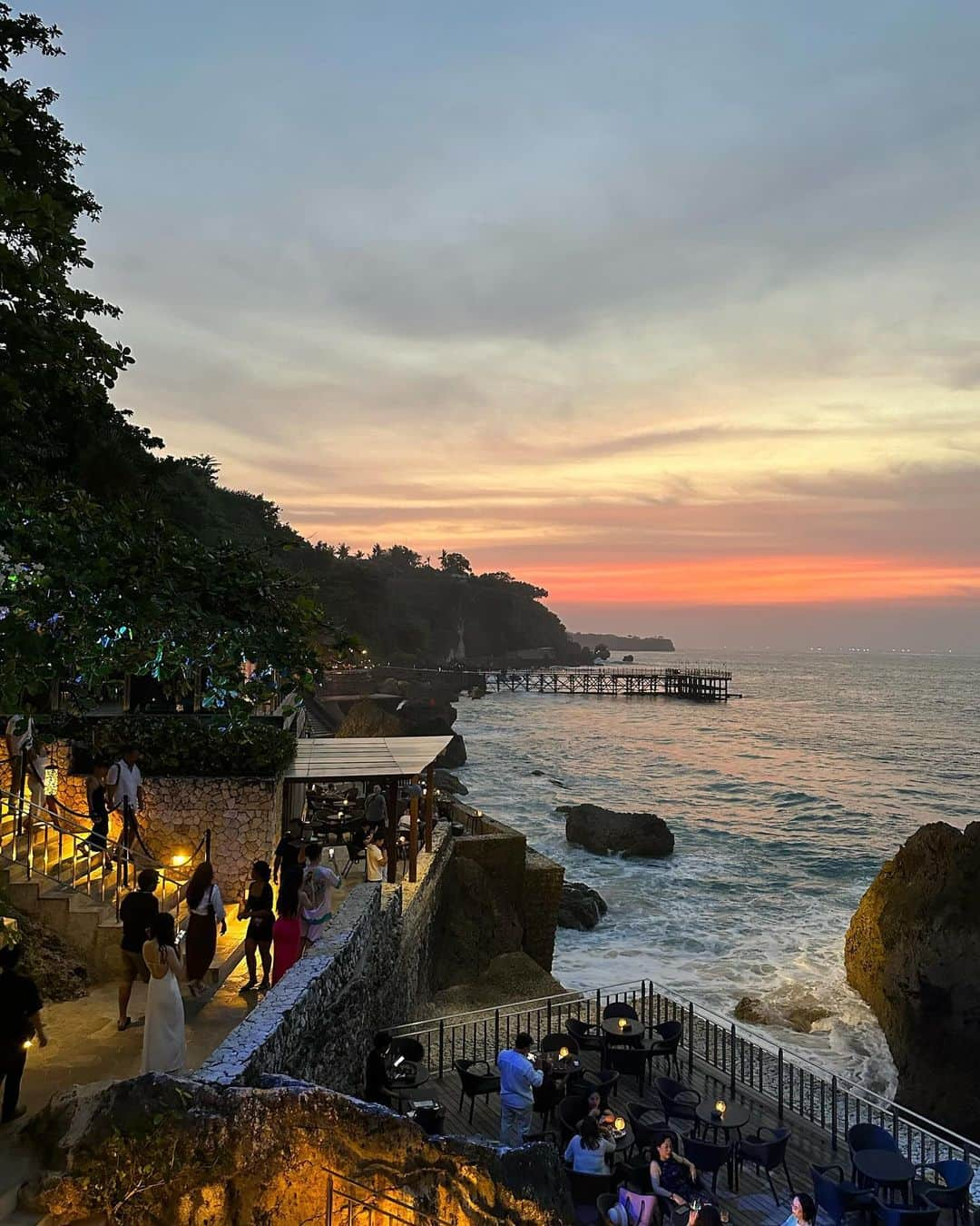 寺島速人さんのインスタグラム写真 - (寺島速人Instagram)「初の家族3人海外旅行🇮🇩 ロックバーがダイナミックですごかった！ @rockbarbali  @ayanahotelsjp  @ayanaresort  #PR」11月11日 20時35分 - hayato_terashima