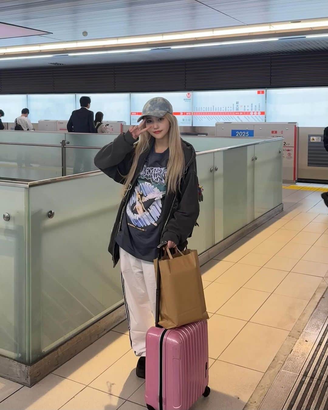 荒武凜香のインスタグラム：「今からお出かけするところ😽  Tシャツ,パンツ⇒ @ksg_seoul ଘ(੭ˊ꒳​ˋ)੭✧」