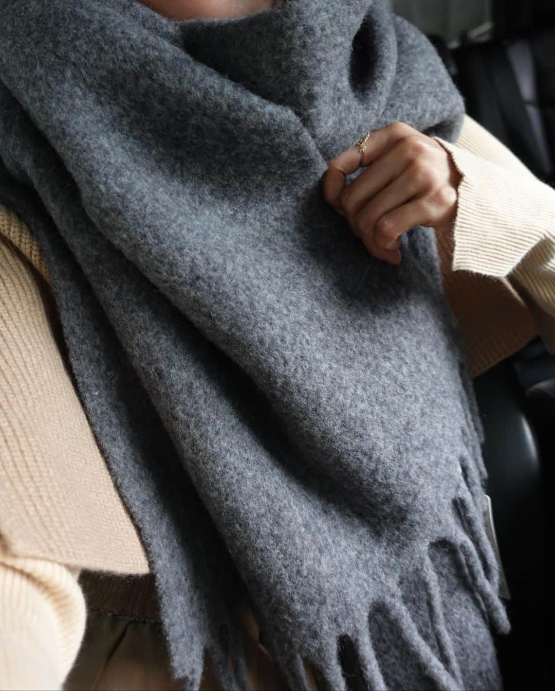 Ayaさんのインスタグラム写真 - (AyaInstagram)「UNIQLOのチャンキーストール 急に急に寒くなって 急いでストールを。 やっぱり今年はグレーを🩶 #UNIQLO#ユニクロ#チャンキーストール#40代女性#ストールコーデ#ストール巻き方」11月11日 20時36分 - aya_green1010