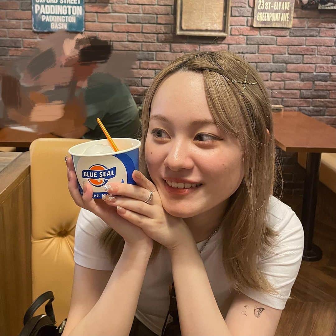 平瀬美里のインスタグラム：「沖縄でずっーっとアイス食してた^_^ ⁡ なんちゃらチーズケーキみたいな味が美味しかった〜🫶🏻」