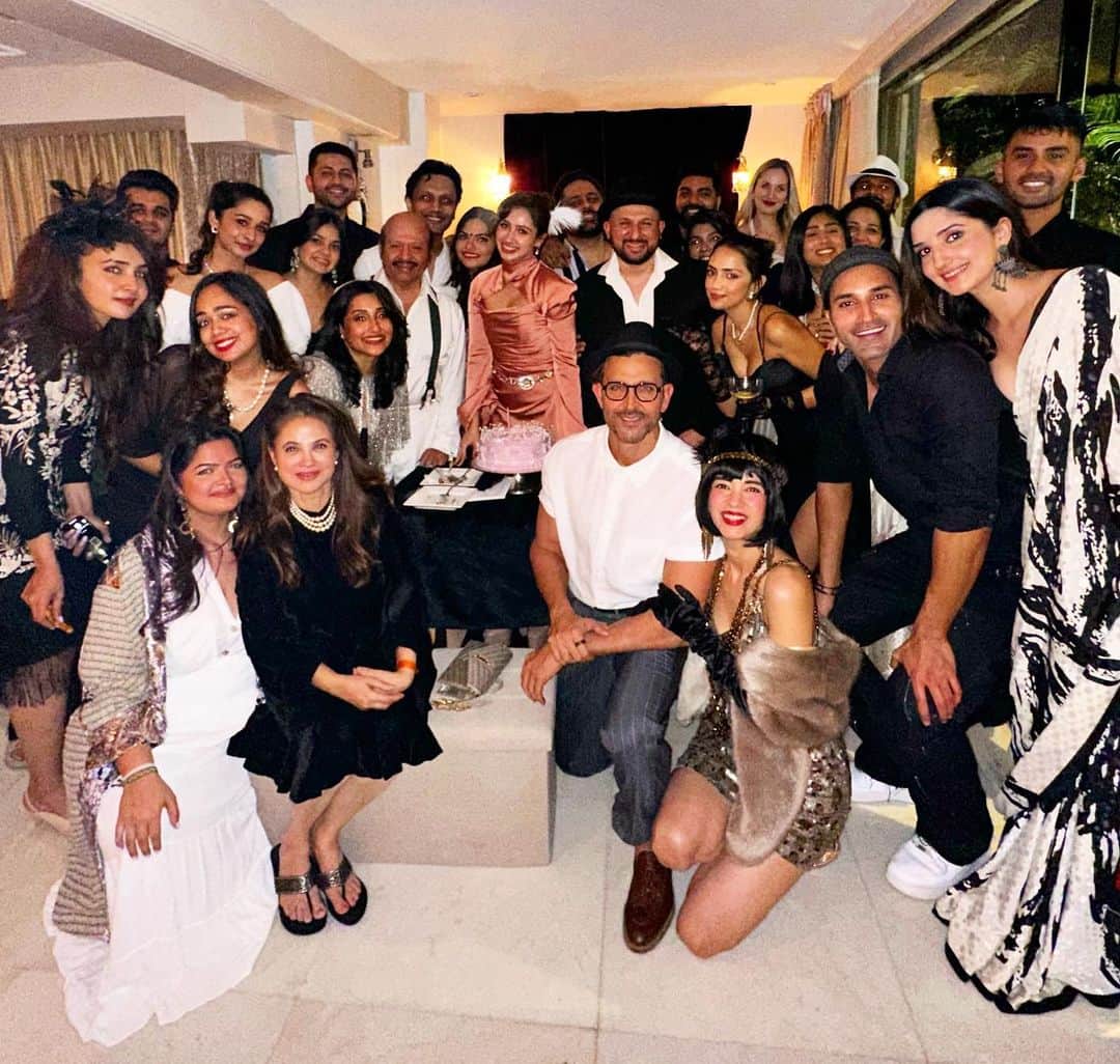 リティク・ローシャンのインスタグラム：「Of gangsters and molls and gumshoes and mafia dons last night was a vintage lark!  Happy birthday Pash.  ❤️」