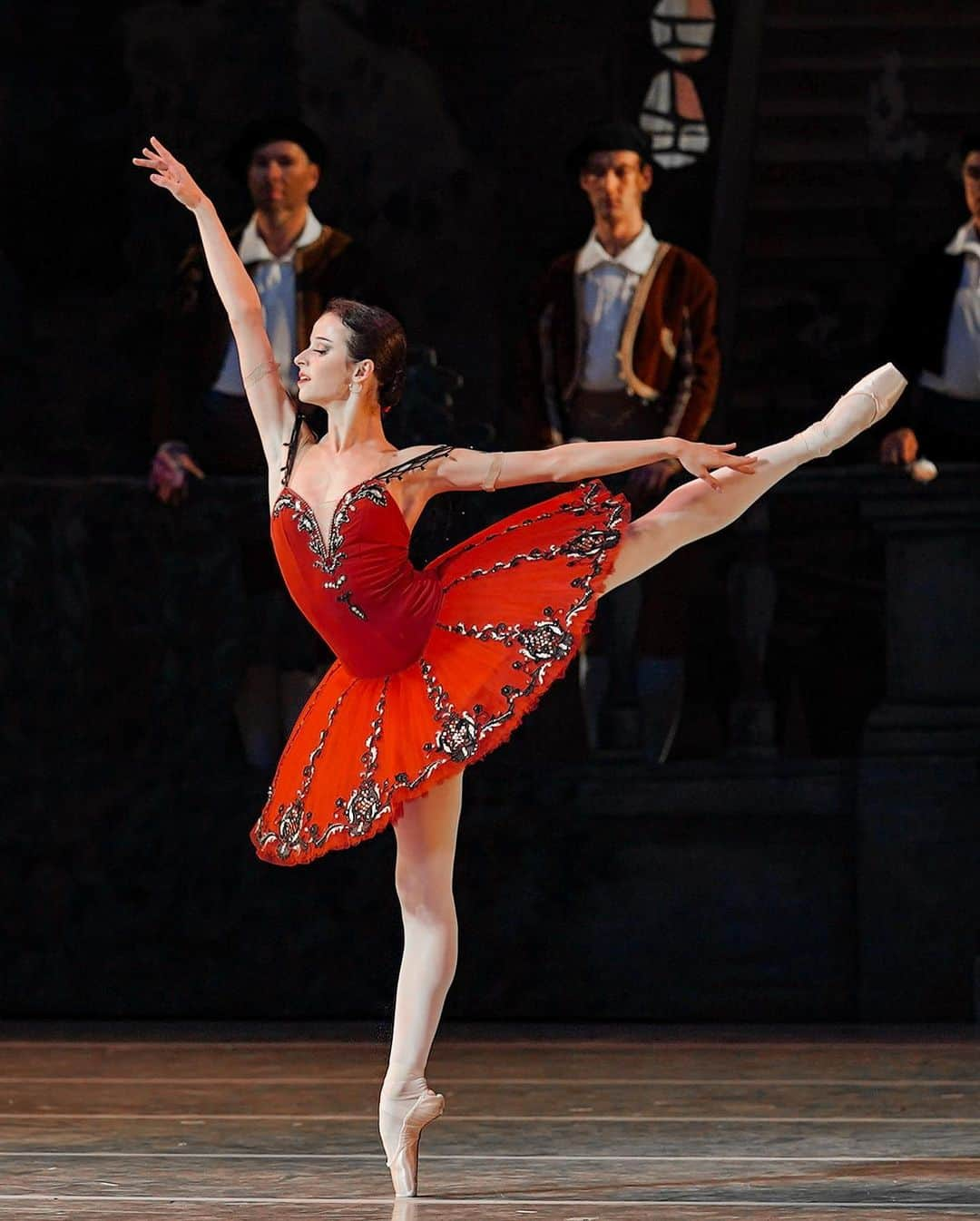 マリア・コーレワのインスタグラム：「Tomorrow we dance “DON QUIXOTE” again but this time - at home, at the Mariinsky ❤️ Happy to share the stage with the amazing @timur.askerov for the first time dancing together in this ballet 💃🏻  Toi toi toi everyone! ✨ Photos by @anfffoto   Завтра мы вновь танцуем «ДОН КИХОТ», но на этот раз уже дома, в родном Мариинском ❤️ Счастлива впервые выйти на сцену в этом балете в партнерстве с чудесным @timur.askerov 💃🏻 Удачи всем артистам! ✨ Фото Саши Неффа @anfffoto」